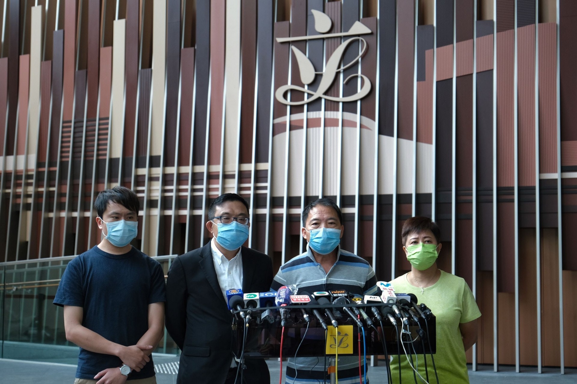 民主黨主席胡志偉（右二）批評警方指鹿為馬。（羅君豪攝）