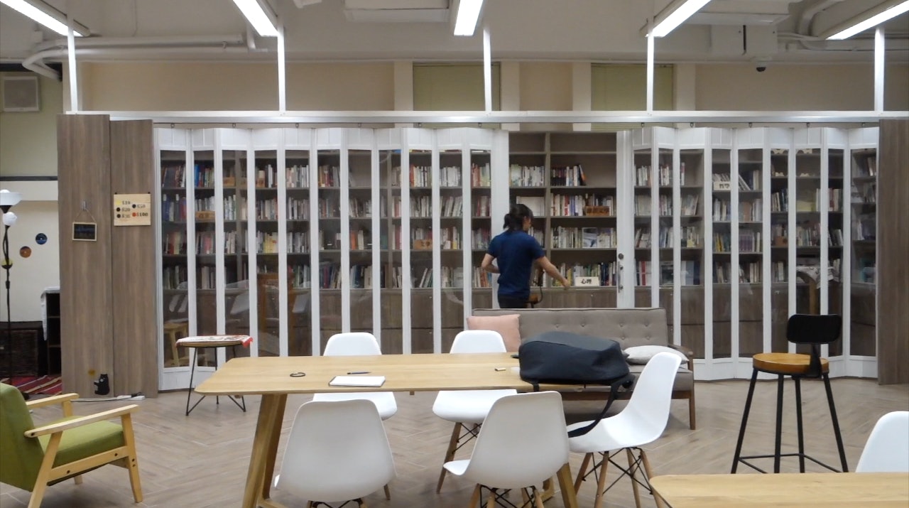 位於嶺南大學校內的「虎地書室」由學生開辦和管理,過去邀請過不少作家和組織到書室作分享。(翟啟豪攝) 位於嶺南大學校內的「虎地書室」由學生開辦和管理,過去邀請過不少作家和組織到書室作分享。(翟啟豪攝)