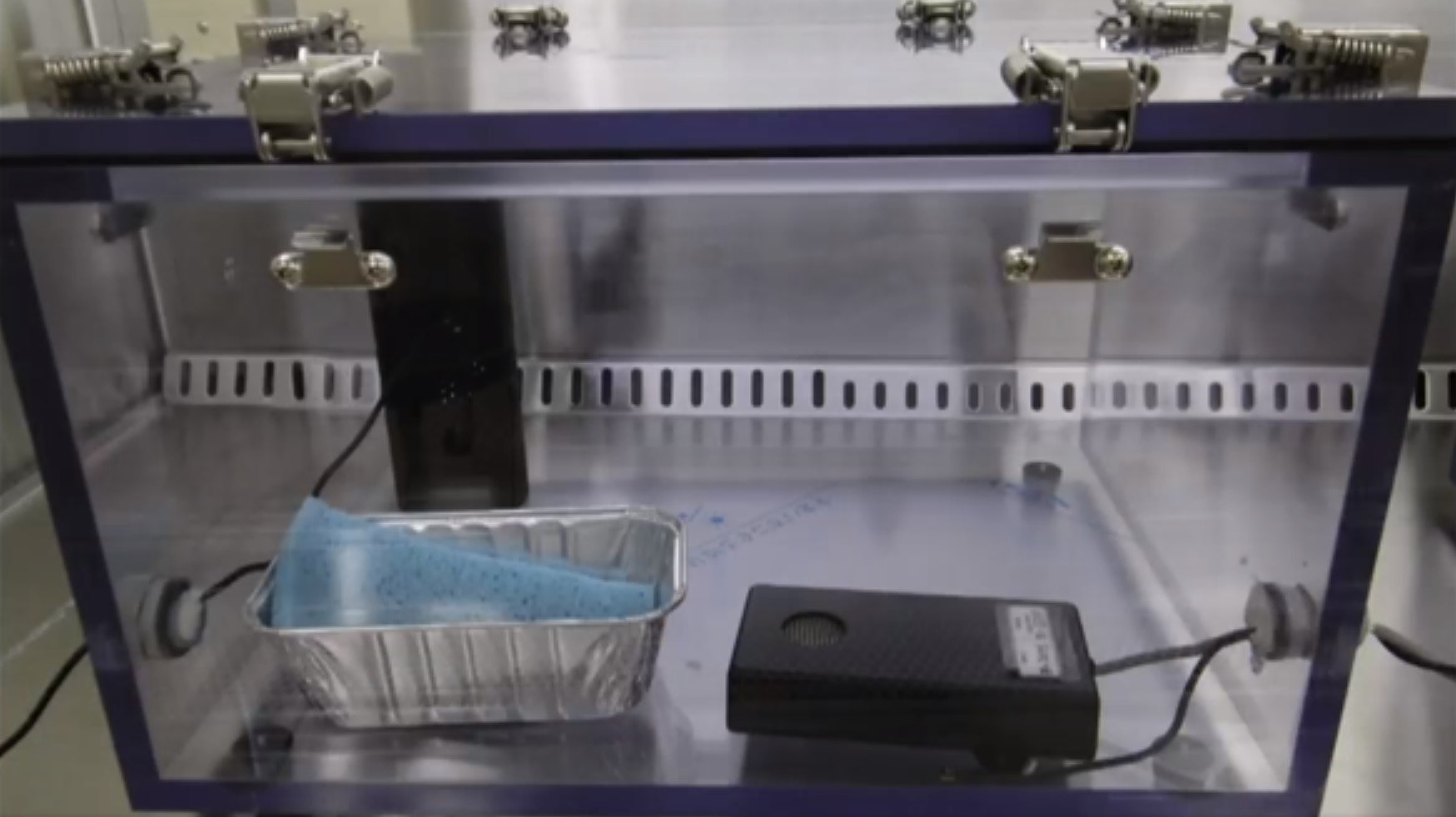 實驗是在一個內有新型冠狀病毒樣本的密閉空間內使用臭氧生成機。（影片截圖）