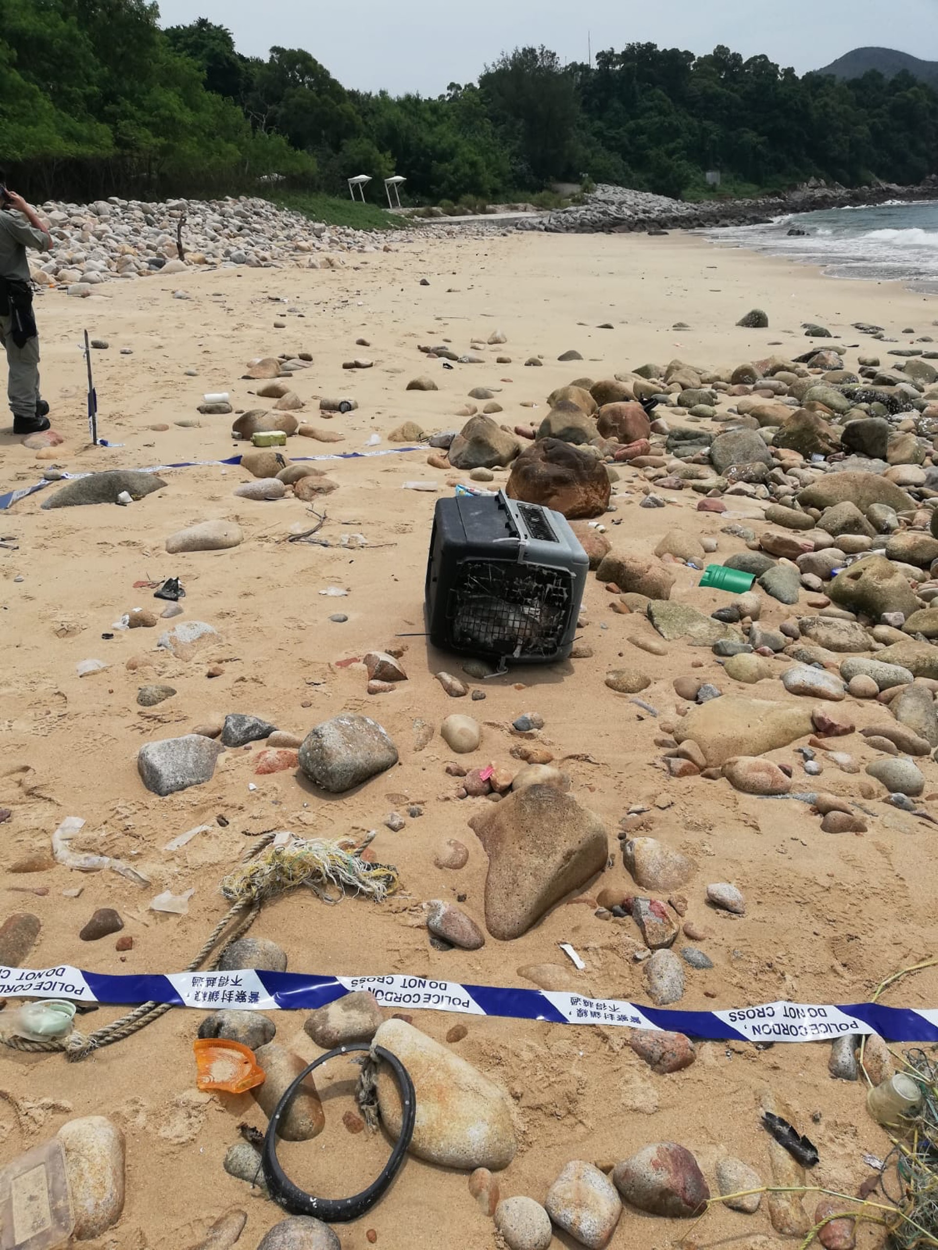 警員在南丫島大一灣肚沙灉發現寵物屍體（愛協提供）