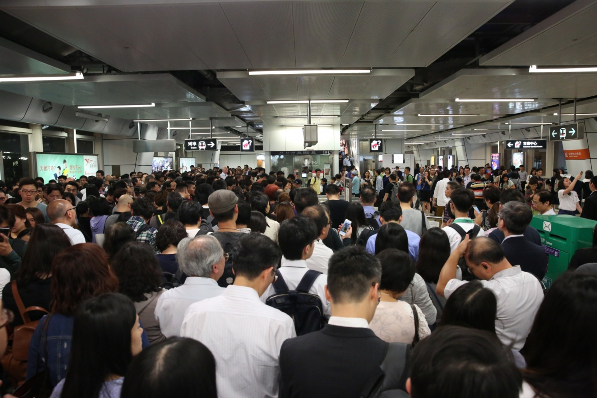 周一傍晚有大批市民在觀塘站受事故影響,人潮擠滿車站。(資料圖片/王譯揚攝) 周一傍晚有大批市民在觀塘站受事故影響,人潮擠滿車站。(資料圖片/王譯揚攝)