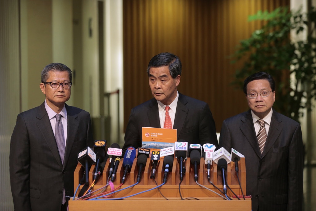 行政長官梁振英﹙中﹚聯同財政司司長陳茂波﹙左﹚、運輸及房屋局局長張炳良﹙右﹚會見傳媒。﹙李澤彤攝﹚