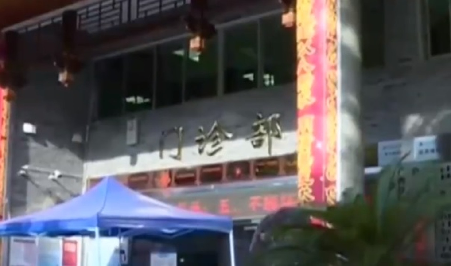 後來黃女肚子劇痛且出現畏寒、發燒等病徵,才急急前往求醫。(微博影片截圖) 後來黃女肚子劇痛且出現畏寒、發燒等病徵,才急急前往求醫。(微博影片截圖)
