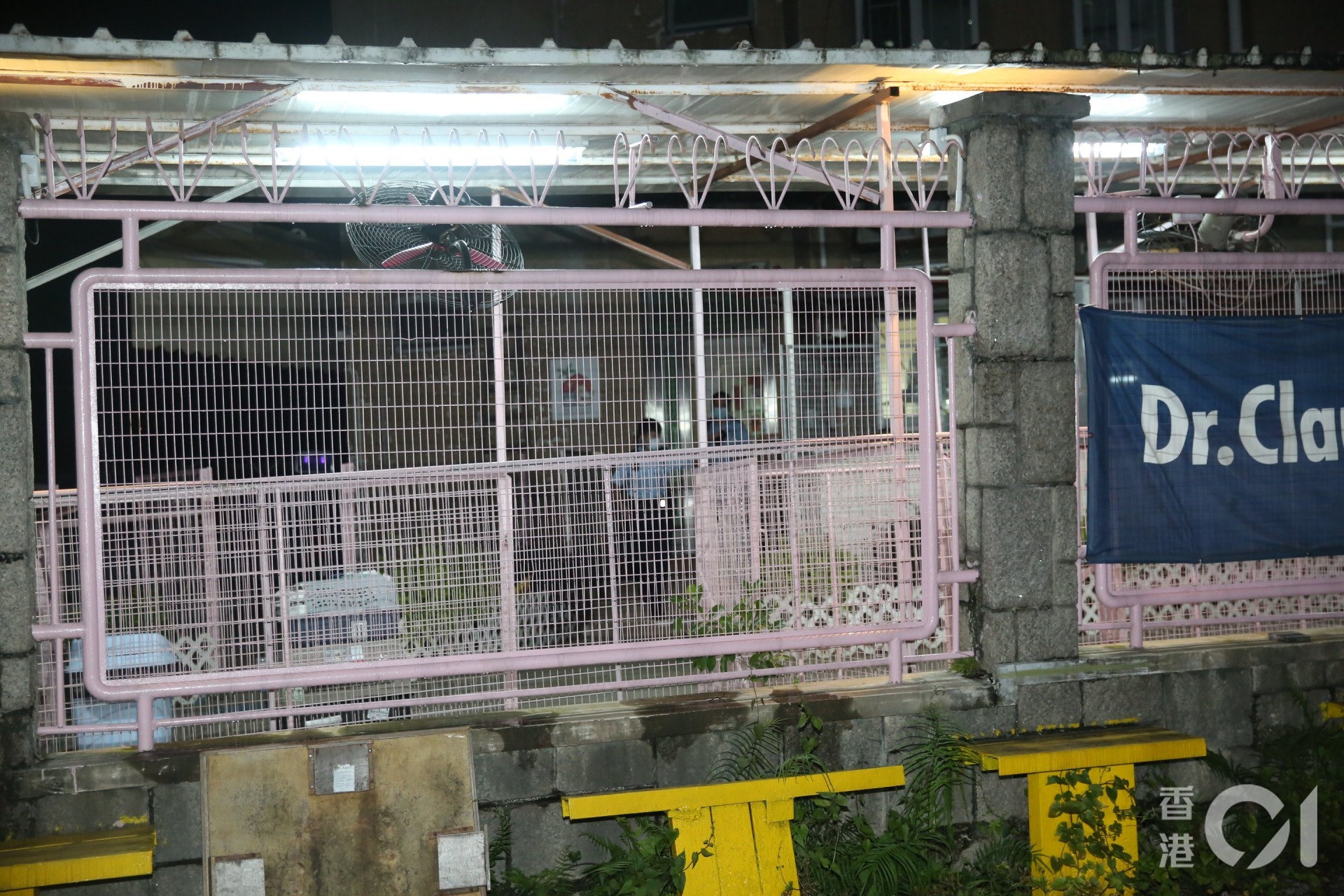 今日(29日)凌晨,有警員仍在涉案寵物酒店調查。(何偉鴻攝) 今日(29日)凌晨,有警員仍在涉案寵物酒店調查。(何偉鴻攝)