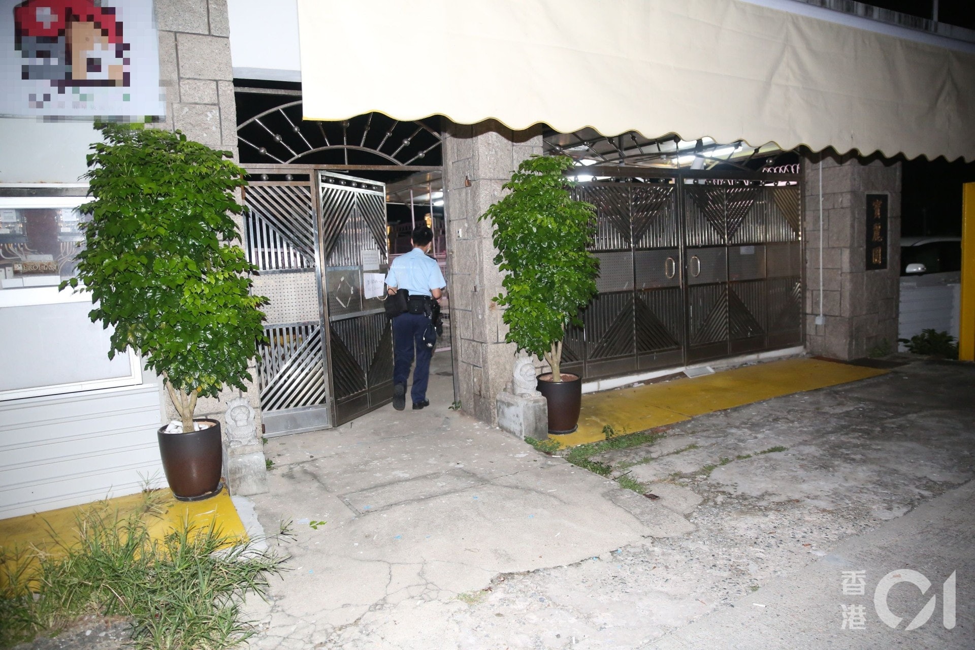 今日(29日)凌晨,有警員仍在涉案寵物酒店調查。(何偉鴻攝) 今日(29日)凌晨,有警員仍在涉案寵物酒店調查。(何偉鴻攝)