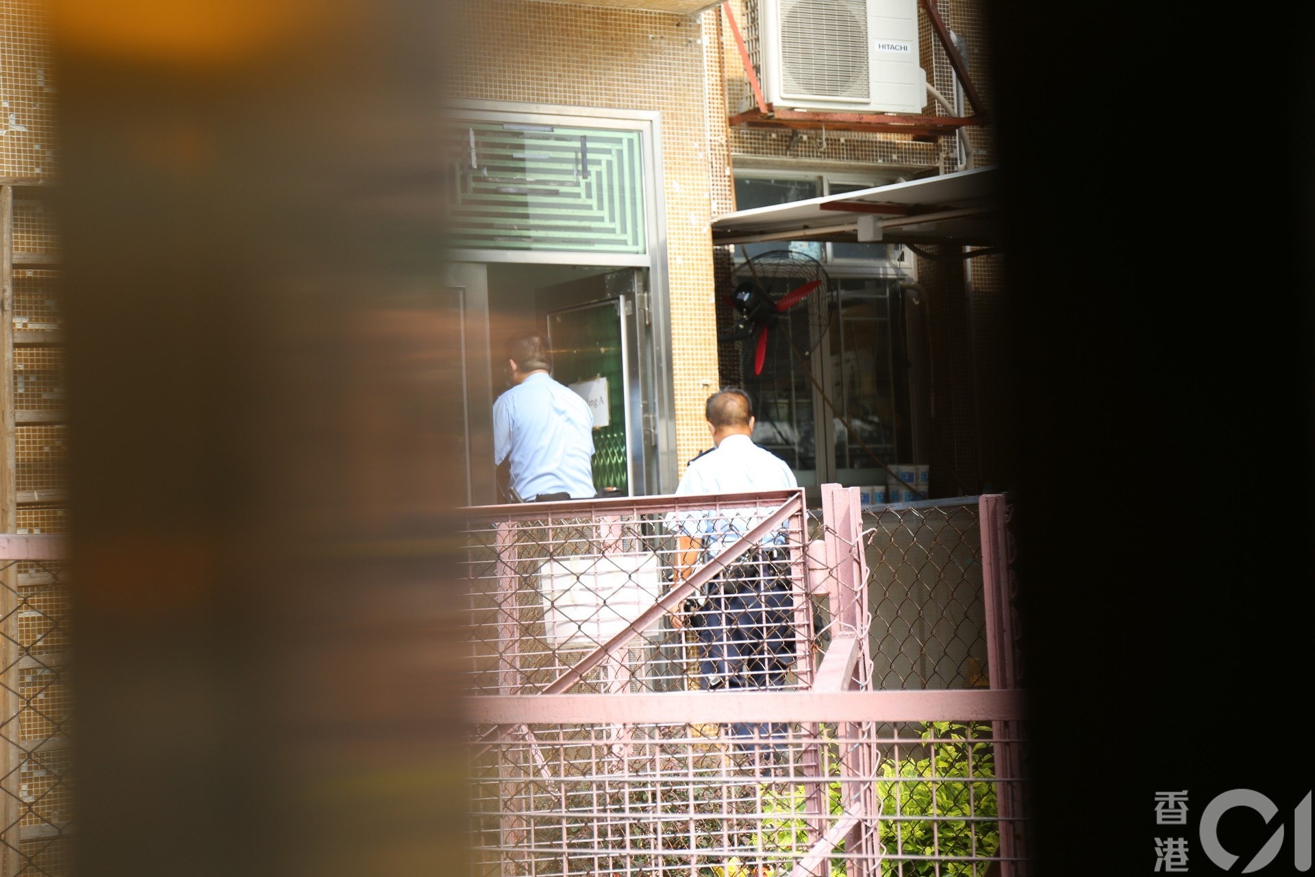 今日早上9時許,多名警員及漁護署職員到涉事寵物酒店調查。(陳諾希攝) 今日早上9時許,多名警員及漁護署職員到涉事寵物酒店調查。(陳諾希攝)