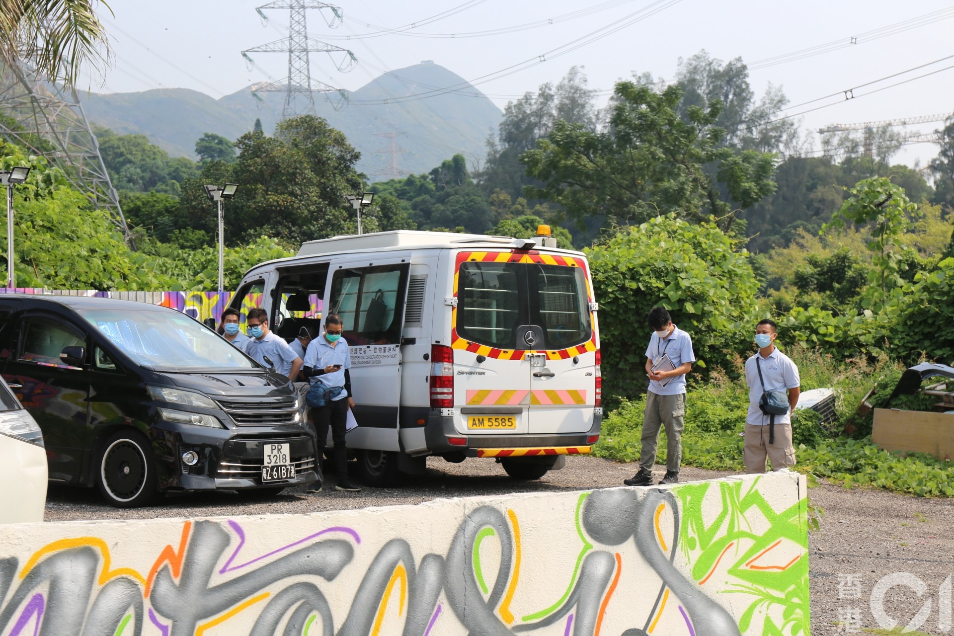 今日早上9時許,多名警員及漁護署職員到涉事寵物酒店調查。(陳諾希攝) 今日早上9時許,多名警員及漁護署職員到涉事寵物酒店調查。(陳諾希攝)