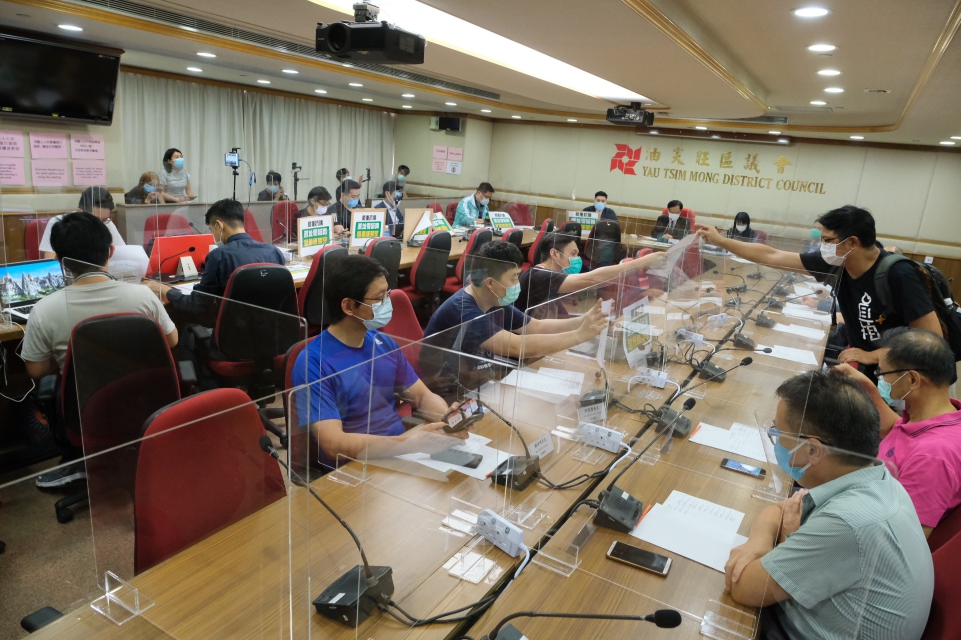 油尖旺大部分區議員舉手支持擱置麥花臣場館設檢測中心。（盧翊銘攝）