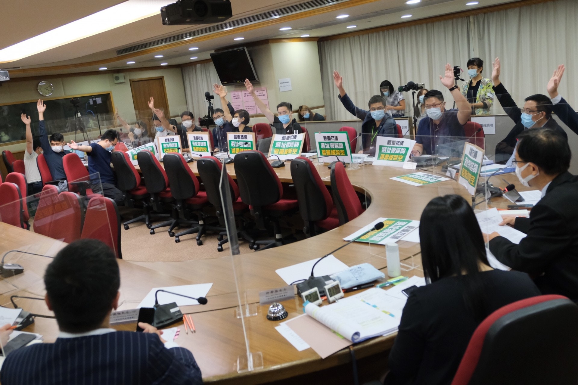 油尖旺區議會今日（31日）舉行特別會議，討論區內檢測中心選址。（盧翊銘攝）