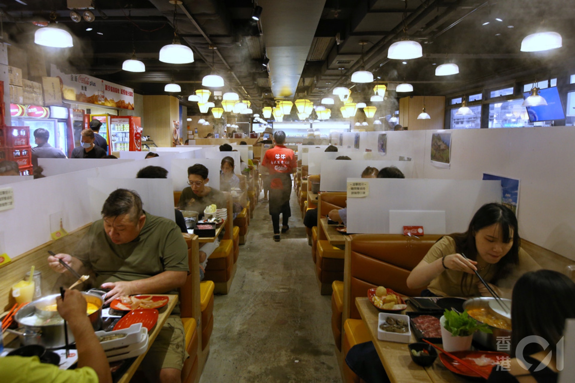 【9月4日起放寬措施】晚市禁堂食令,從晚上9時延至10時,每枱上限維持2人,餐廳人數不得超過座位數一半。(羅君豪攝) 【9月4日起放寬措施】晚市禁堂食令,從晚上9時延至10時,每枱上限維持2人,餐廳人數不得超過座位數一半。(羅君豪攝)