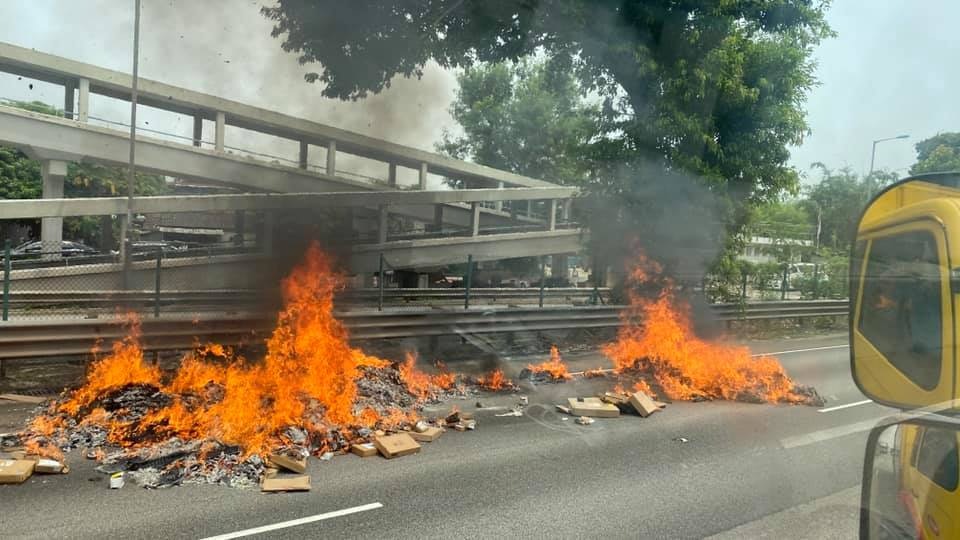 粉嶺公路夾斗車起火司機將火堆卸落路面現場火光熊熊 香港01 突發 粉嶺公路夾斗車起火司機將火堆卸落路面現場火光熊熊 香港01 突發