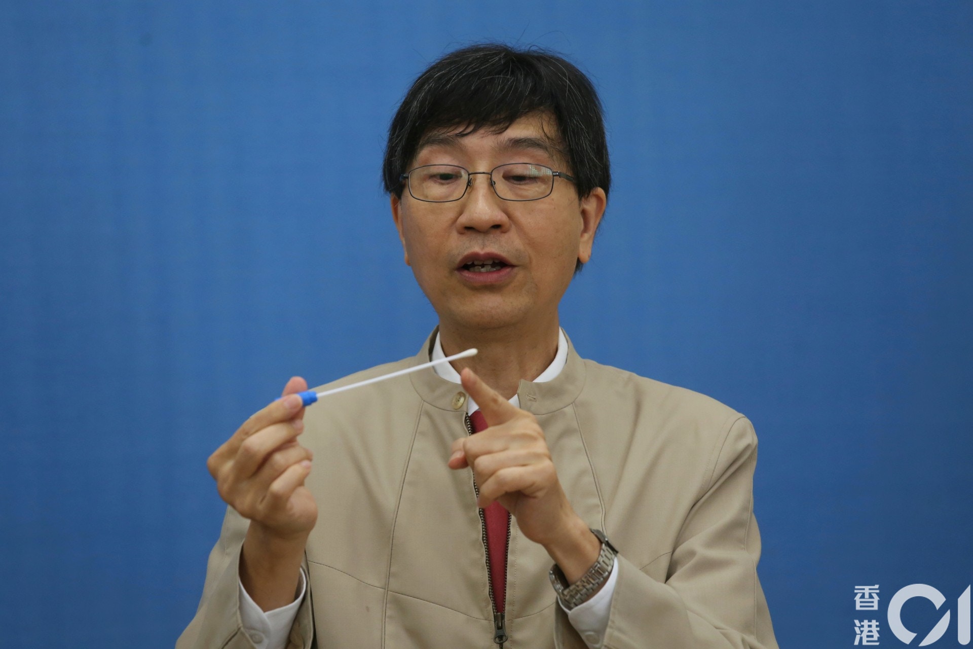 袁國勇教授視察皇仁書院，並親身示範不同採取方法的分別。（資料圖片／張浩維攝）