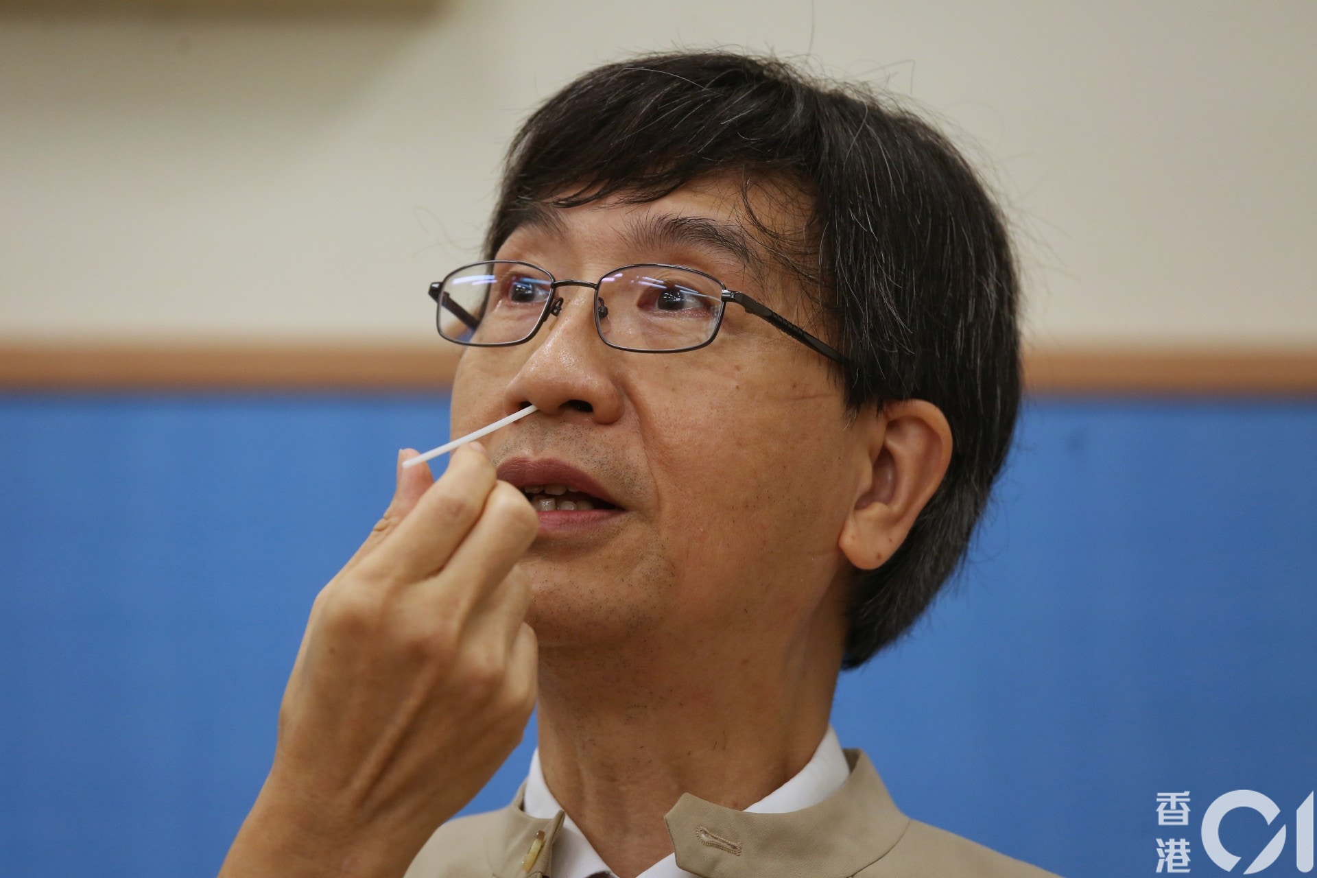 袁國勇教授視察皇仁書院，並親身示範不同採取方法的分別。（資料圖片／張浩維攝）