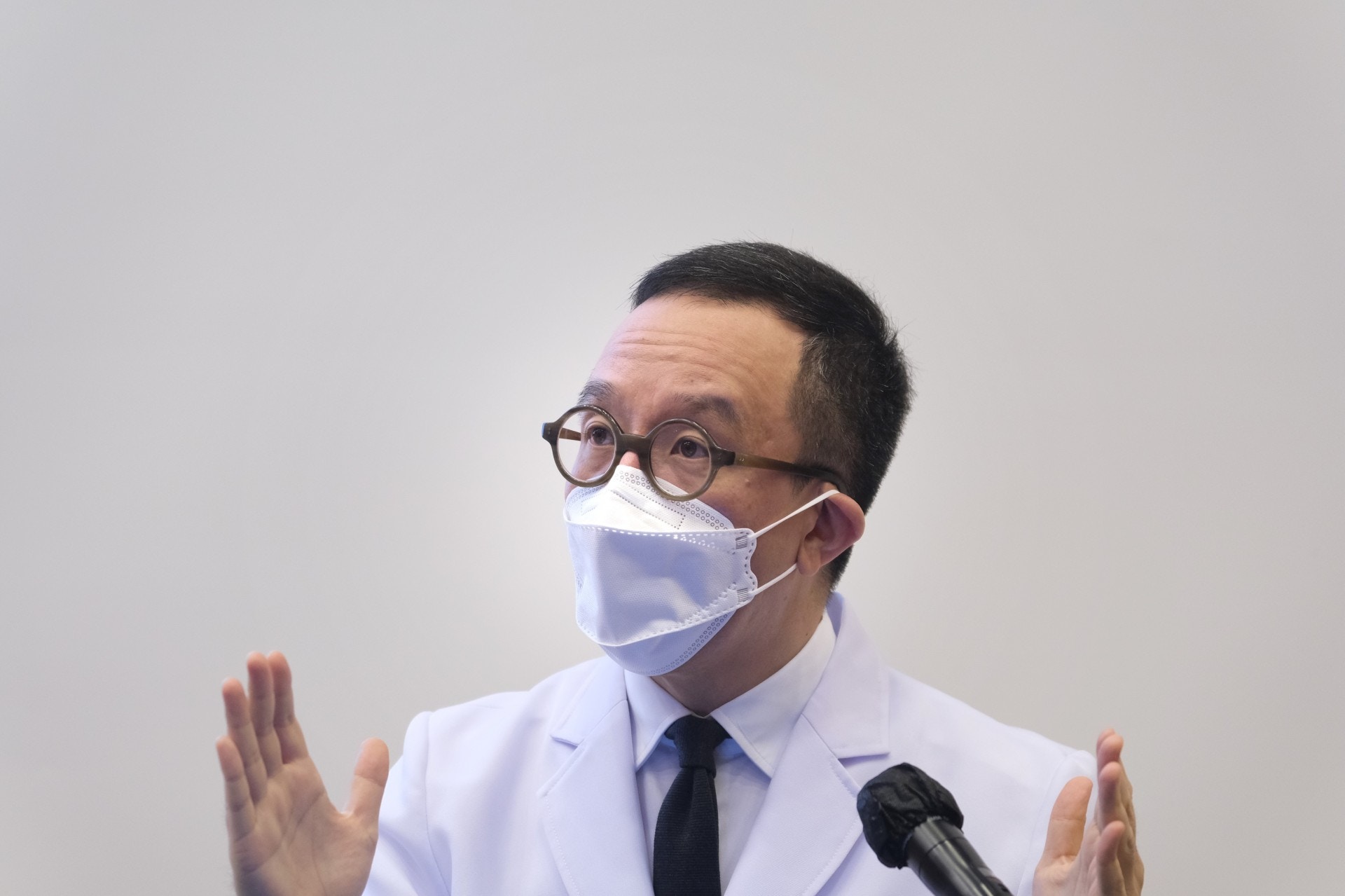 港大醫學院院長梁卓偉今日﹙3日﹚表示，推算12.8萬人中約有8人確診。（羅君豪攝）