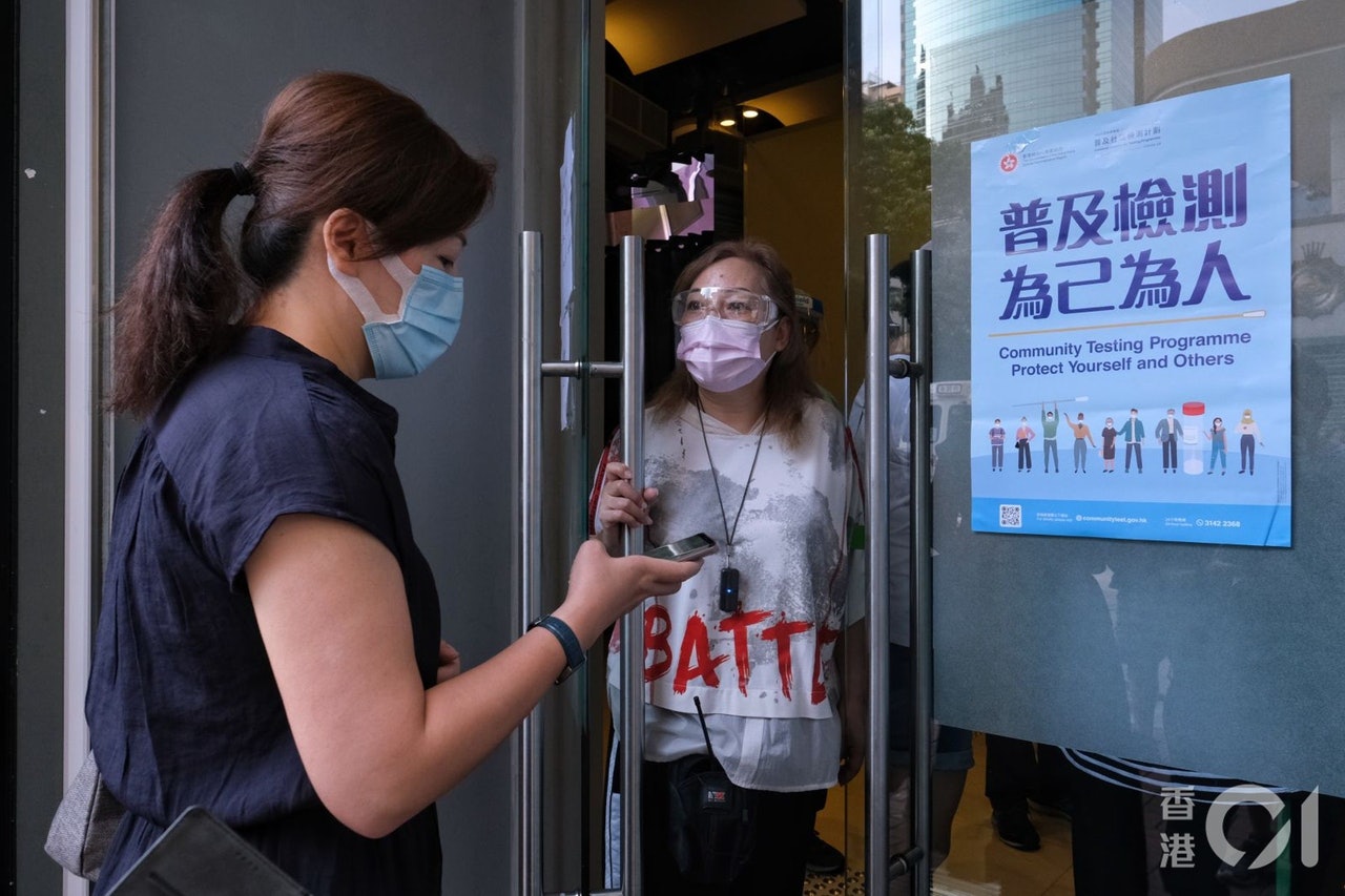 普及社區檢測計劃自周二展開以來,截至今日早上11時,累計在檢測中心登記檢測人數約有521,000人。(資料圖片/羅君豪攝) 普及社區檢測計劃自周二展開以來,截至今日早上11時,累計在檢測中心登記檢測人數約有521,000人。(資料圖片/羅君豪攝)