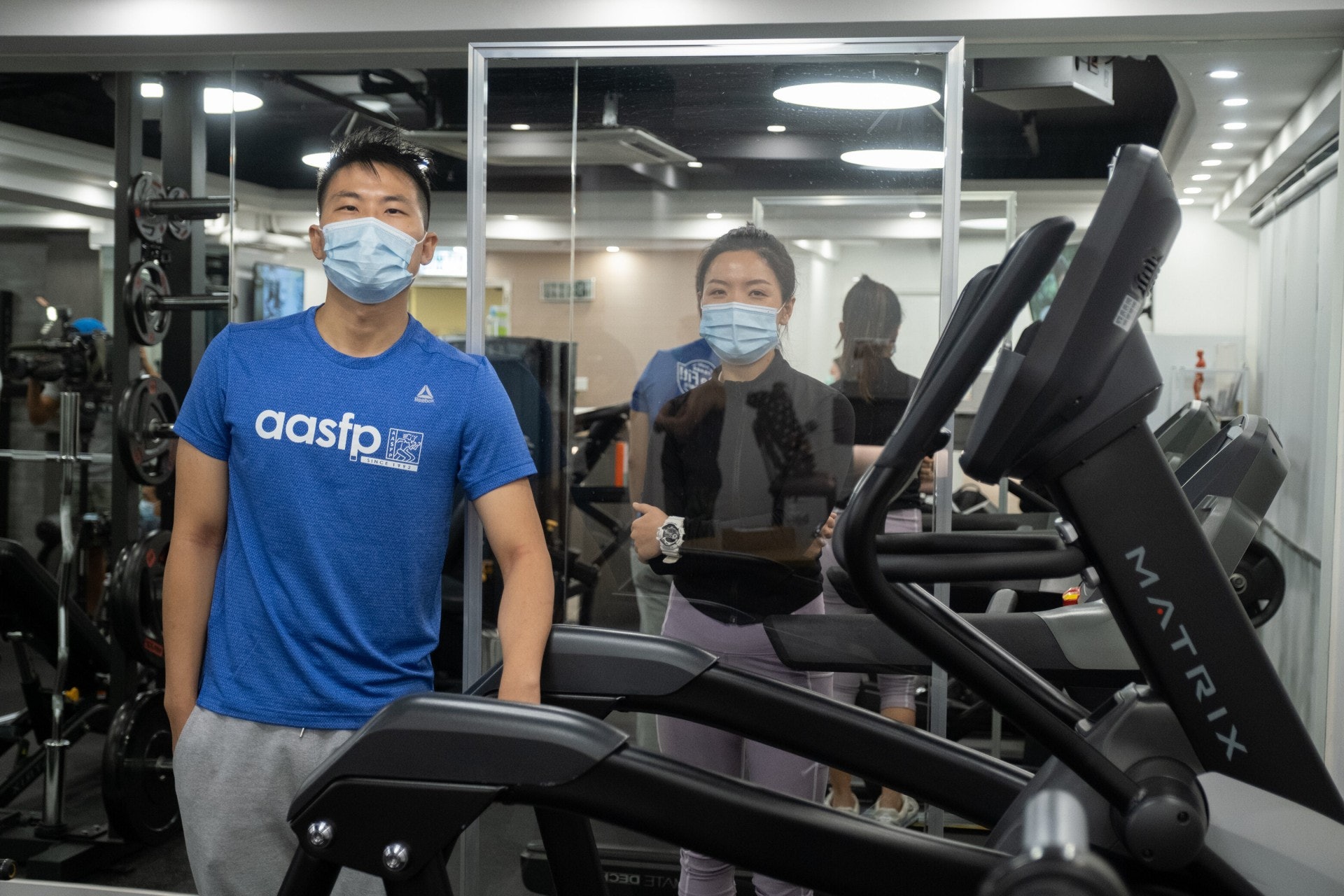 健身中心聯合創辦人Mity(右)和亞洲運動及體適能專業學院運動公關邱益忠(左)表示,寧願政府容許健身中心營業多於補助。(梁鵬威攝) 健身中心聯合創辦人Mity(右)和亞洲運動及體適能專業學院運動公關邱益忠(左)表示,寧願政府容許健身中心營業多於補助。(梁鵬威攝)