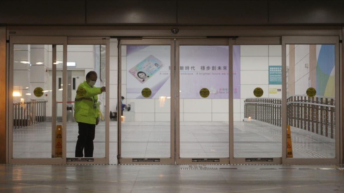 新冠肺炎|乘飛機返港男子虛報檢疫地點 脫手環欲離境 判監兩周 新冠肺炎|乘飛機返港男子虛報檢疫地點 脫手環欲離境 判監兩周