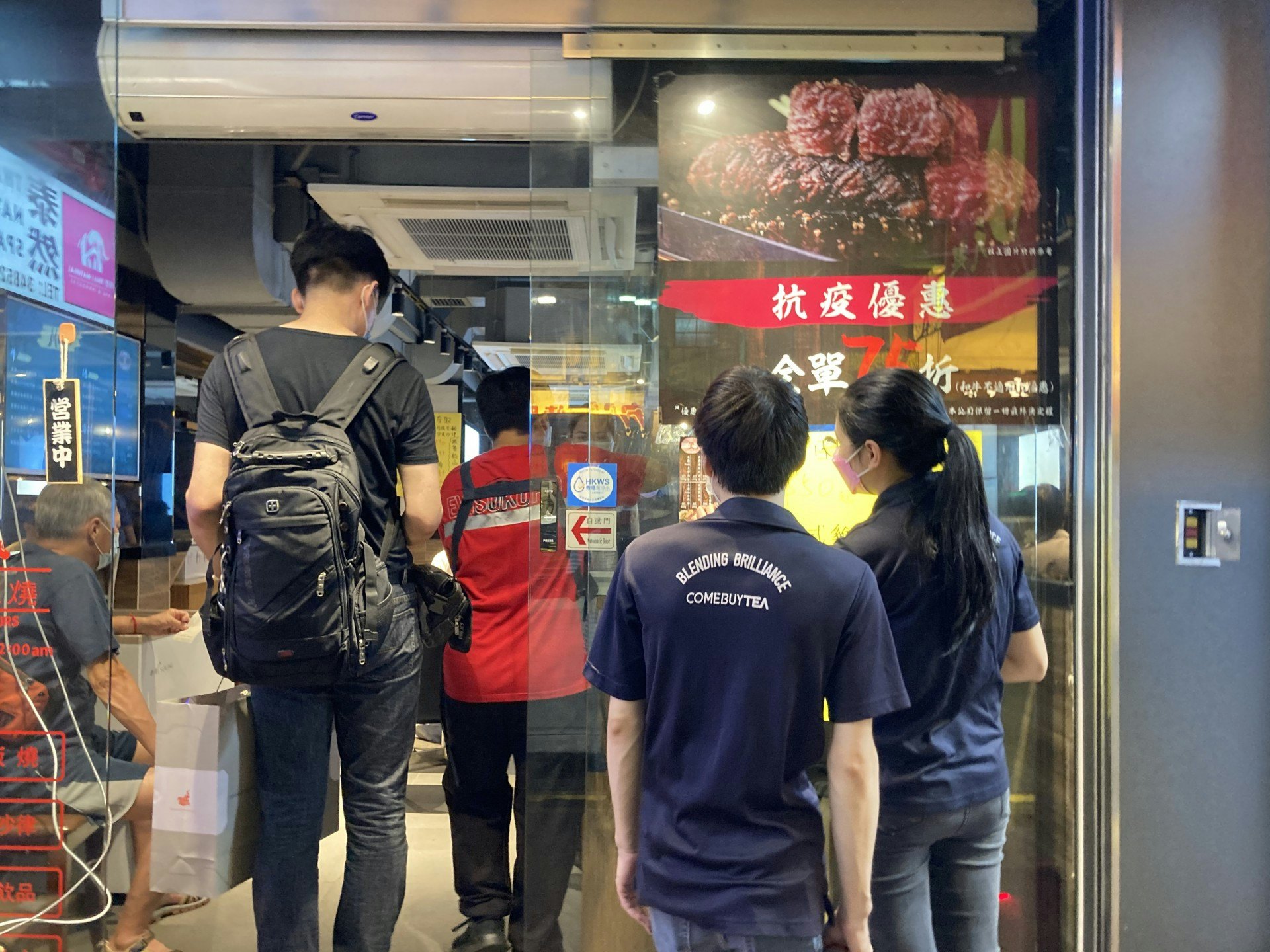 為了增加收入,旺角有石板燒店推出堂食七五折優惠,並嘗試推出外賣。(歐陽德浩攝) 為了增加收入,旺角有石板燒店推出堂食七五折優惠,並嘗試推出外賣。(歐陽德浩攝)