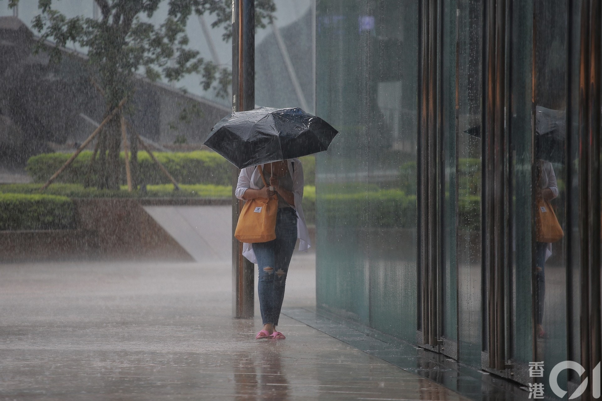 早上突滂沱大雨天文台發出紅色暴雨警告一小時後轉黃雨警告