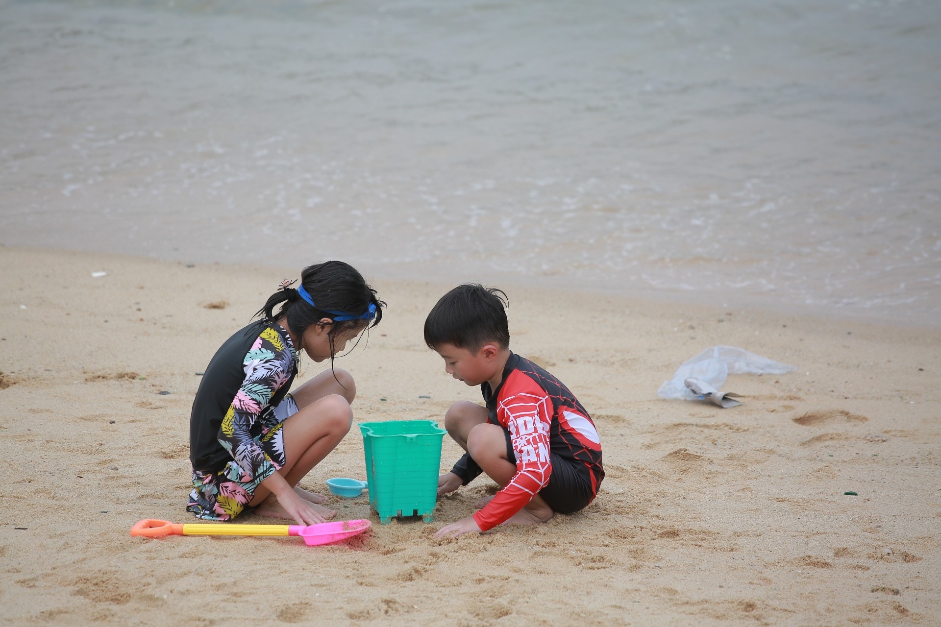 9月5日，長洲東灣海灘防鯊網範圍外亦有大批市民遊玩、曬日光浴等。（羅國輝攝）