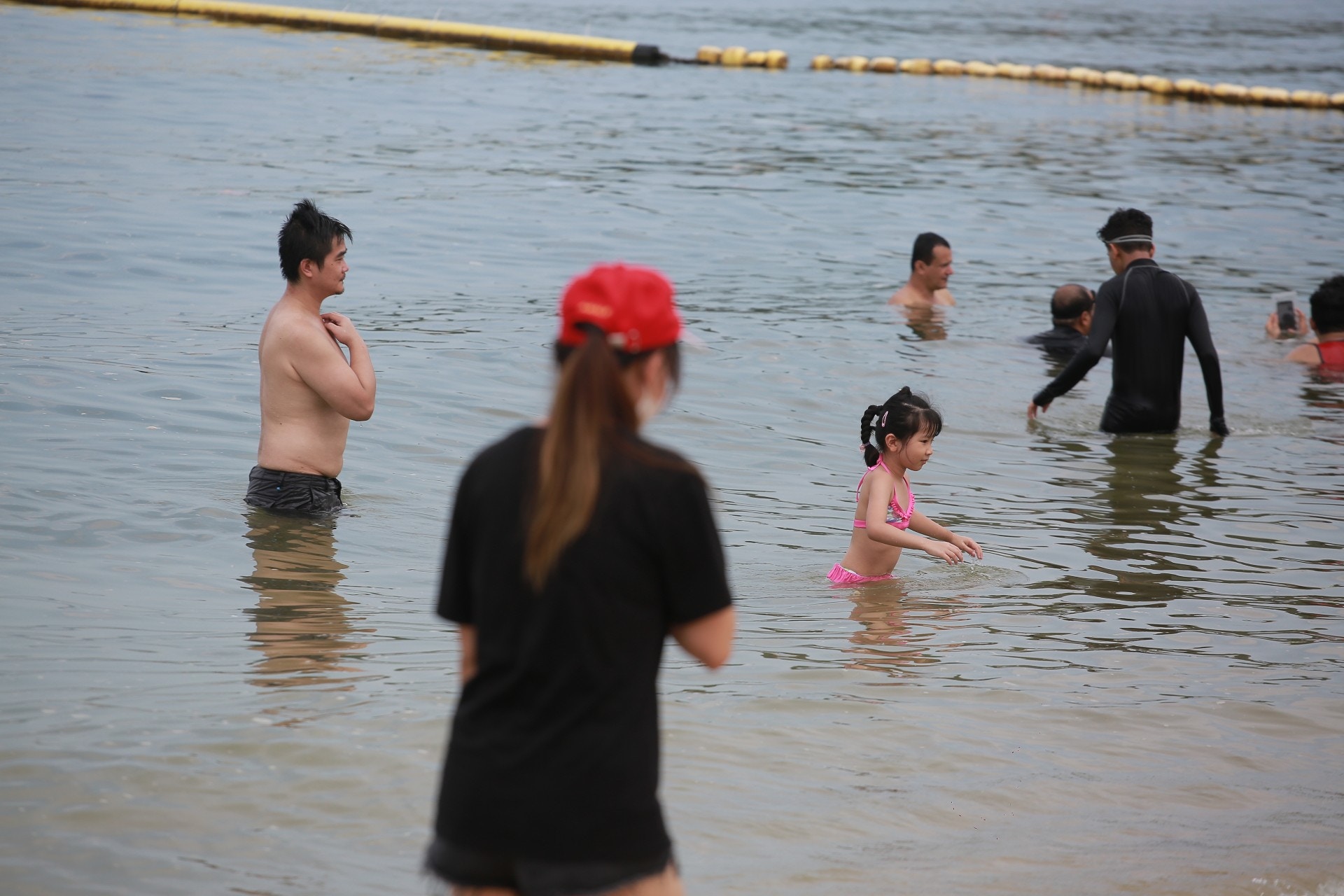 9月5日，長洲東灣海灘防鯊網範圍外亦有大批市民遊玩、曬日光浴，以及游泳等。（羅國輝攝）