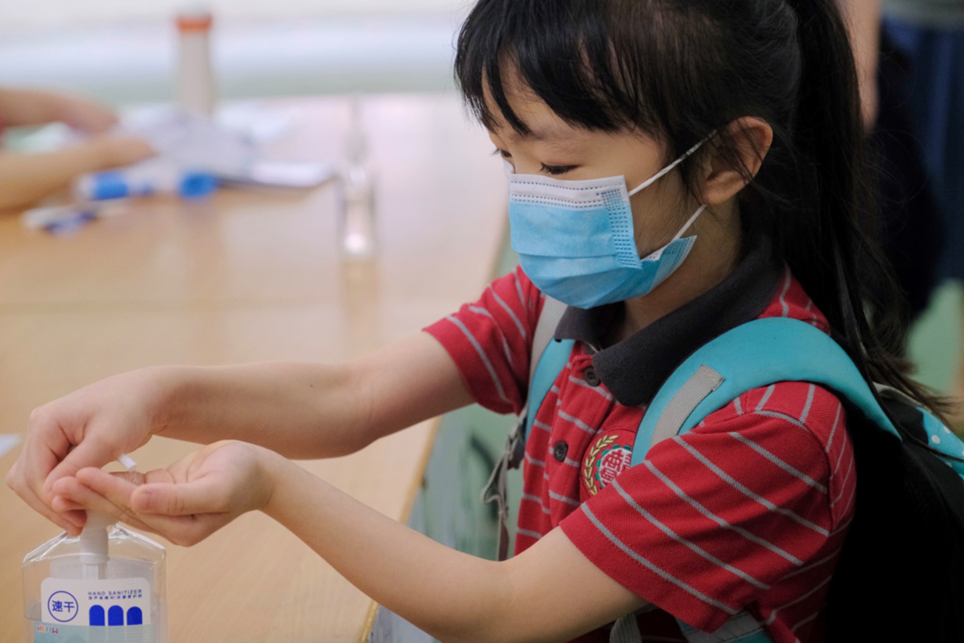 步入校園後要立即消毒雙手已成為學生指定動作。(資料圖片) 步入校園後要立即消毒雙手已成為學生指定動作。(資料圖片)
