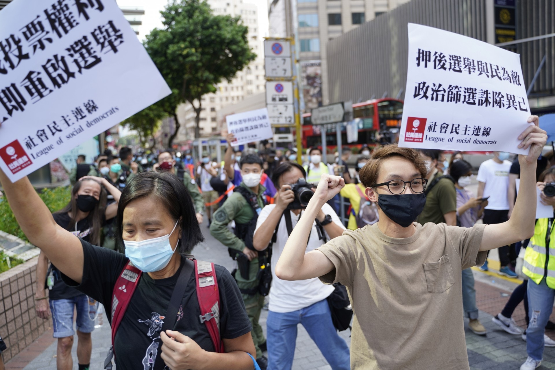 警稱陳皓桓等人參與未經批准遊行，被警方拘捕。（鄭子峰攝）