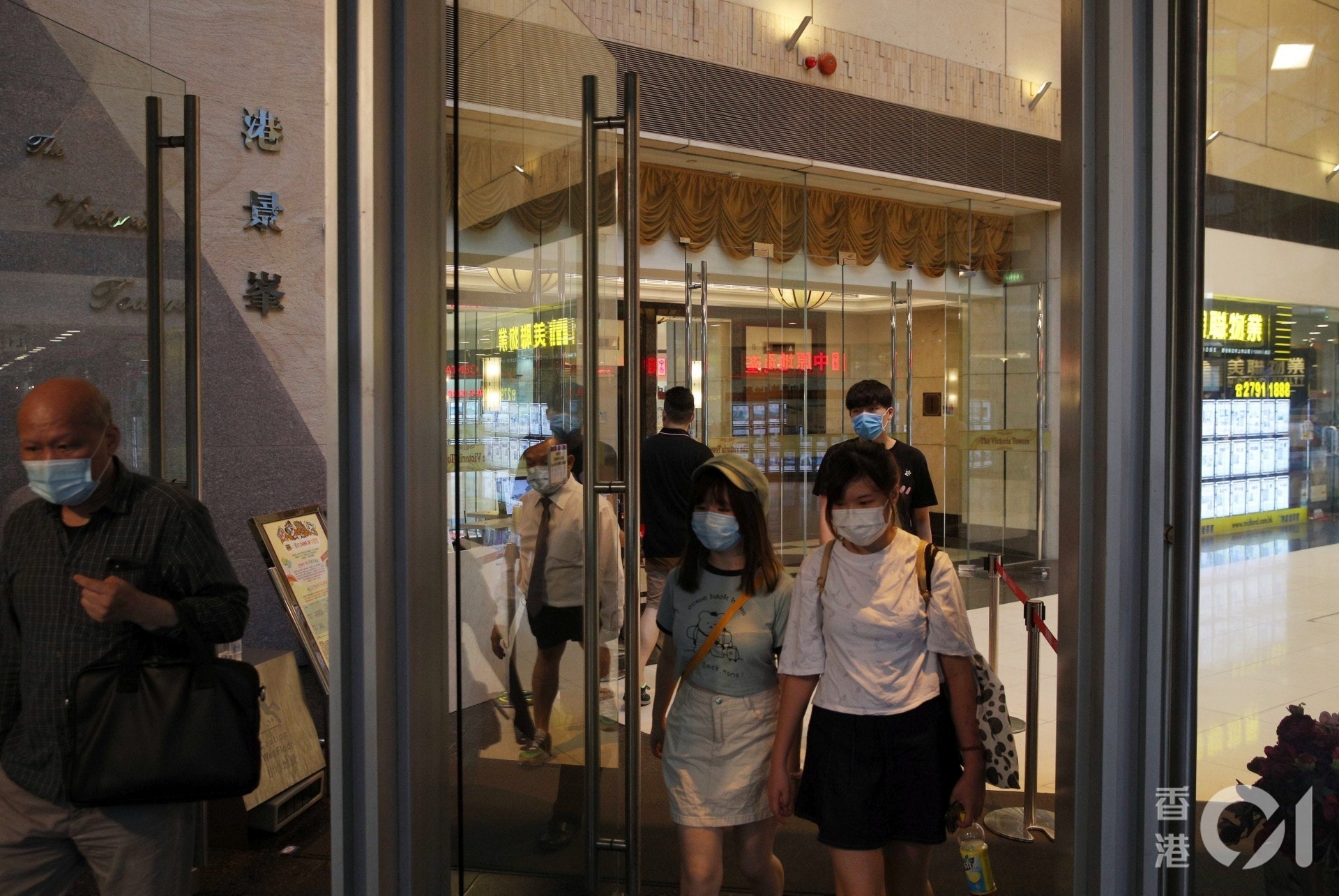尖沙咀港景峯一個家庭個案,分別為89歲女士(編號︰4867)、92歲男士(編號︰4873)及家中外傭(編號︰4872)。(資料圖片/余俊亮攝) 尖沙咀港景峯一個家庭個案,分別為89歲女士(編號︰4867)、92歲男士(編號︰4873)及家中外傭(編號︰4872)。(資料圖片/余俊亮攝)