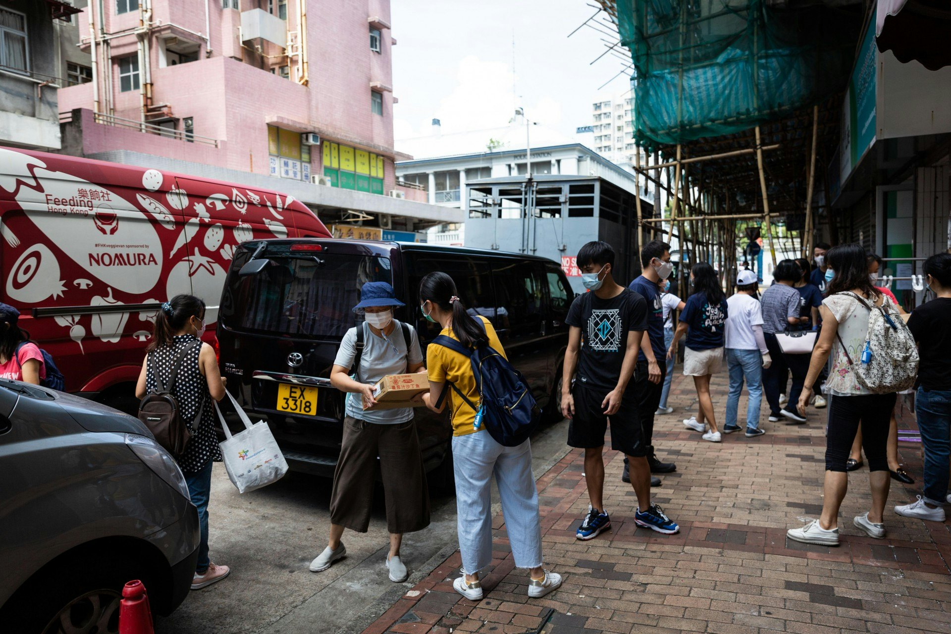 有食物銀行、機構捐贈食物,中心職員和義工以人鏈方式傳遞。(羅國輝攝) 有食物銀行、機構捐贈食物,中心職員和義工以人鏈方式傳遞。(羅國輝攝)