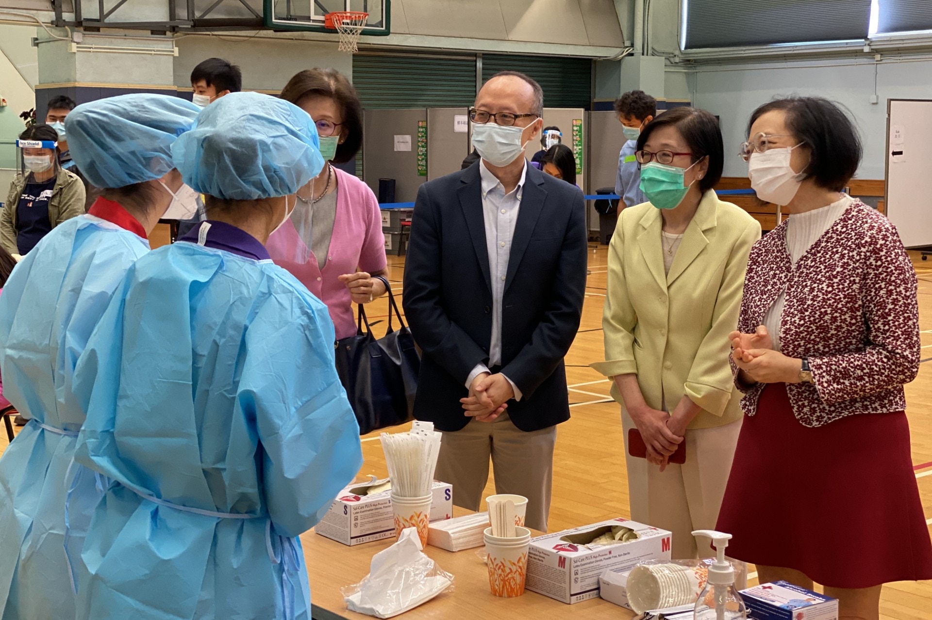 全民檢測｜陳肇始視察駱克道體育館社區檢測中心　為醫護人員打氣