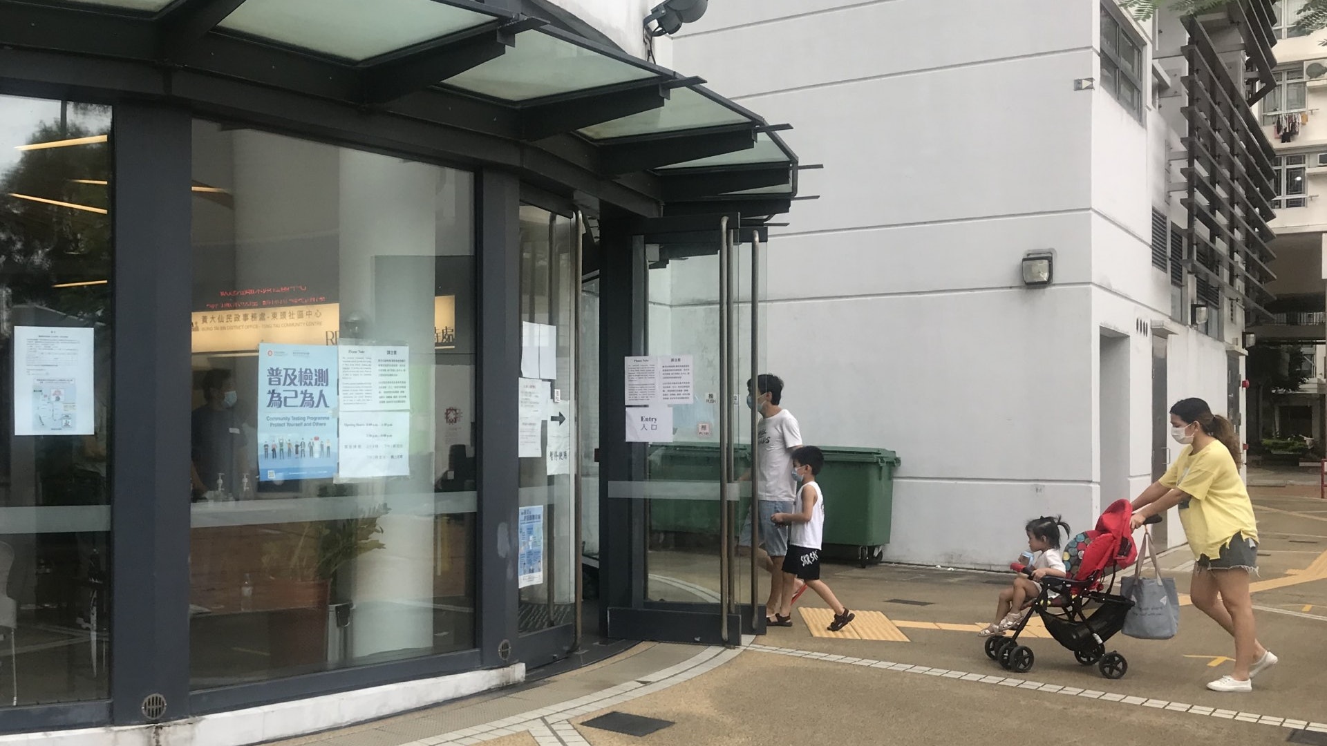 全民檢測|19間檢測中心明起停用 有學童趕到東頭社區會堂採樣 全民檢測|19間檢測中心明起停用 有學童趕到東頭社區會堂採樣