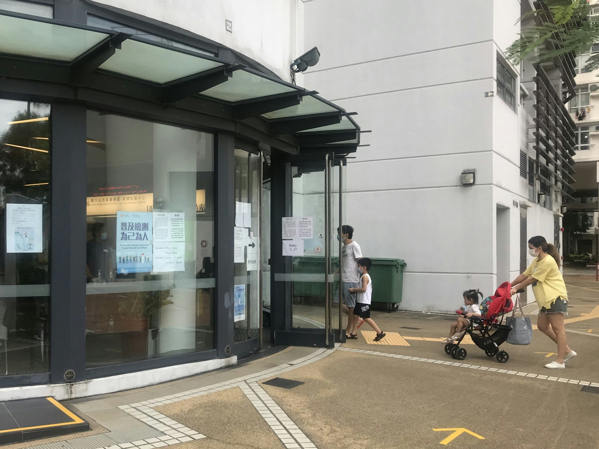 東頭社區會堂最後一天用作檢測中心,下午半小時內有約十人到場,當中有數人沒有預約。(陳家怡攝) 東頭社區會堂最後一天用作檢測中心,下午半小時內有約十人到場,當中有數人沒有預約。(陳家怡攝)