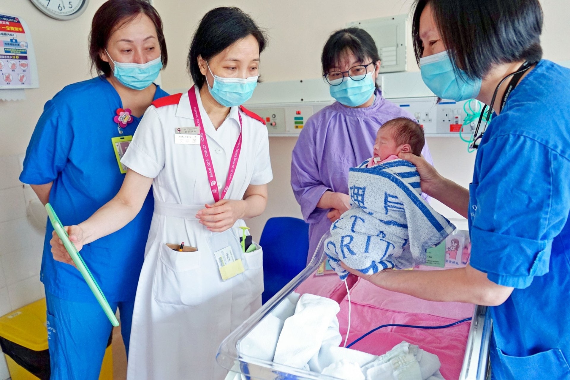 病房經理梁美達(左一)表示,BB是早產嬰兒,經悉心照料,終可以在螢幕前與家人「團聚」,情境令人感動。(伊院通 - Q E H 員工資訊台圖片) 病房經理梁美達(左一)表示,BB是早產嬰兒,經悉心照料,終可以在螢幕前與家人「團聚」,情境令人感動。(伊院通 - Q E H 員工資訊台圖片)