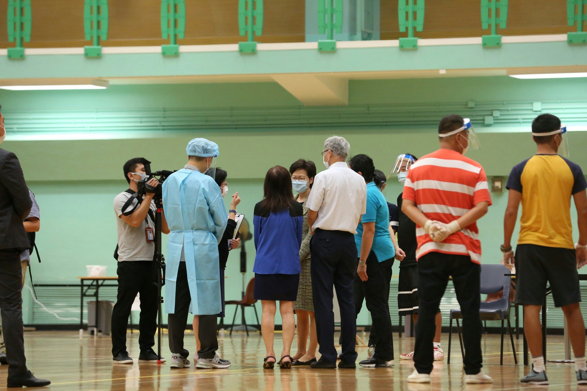 「普及社區檢測計劃」開展第7日,特首林鄭月娥晚上約7時40分到土瓜灣體育館檢測中心視察,逗留約十分鐘後離開。(王譯揚攝) 「普及社區檢測計劃」開展第7日,特首林鄭月娥晚上約7時40分到土瓜灣體育館檢測中心視察,逗留約十分鐘後離開。(王譯揚攝)