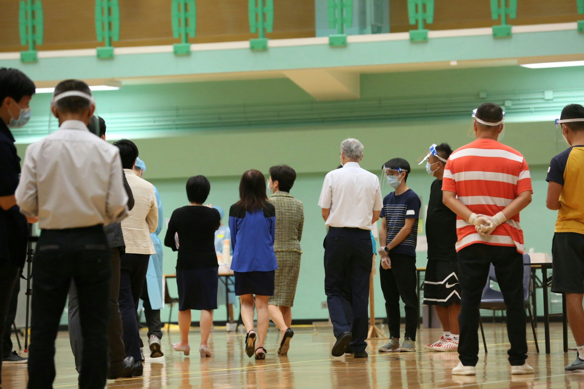 「普及社區檢測計劃」開展第7日,特首林鄭月娥晚上約7時40分到土瓜灣體育館檢測中心視察,逗留約十分鐘後離開。(王譯揚攝) 「普及社區檢測計劃」開展第7日,特首林鄭月娥晚上約7時40分到土瓜灣體育館檢測中心視察,逗留約十分鐘後離開。(王譯揚攝)