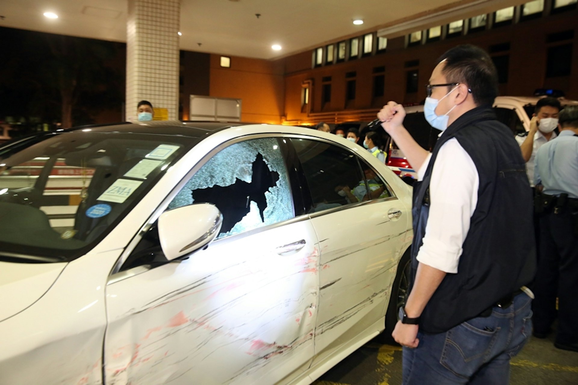 警員調查涉事平治房車,可見車窗爆裂。(陳永武攝) 警員調查涉事平治房車,可見車窗爆裂。(陳永武攝)