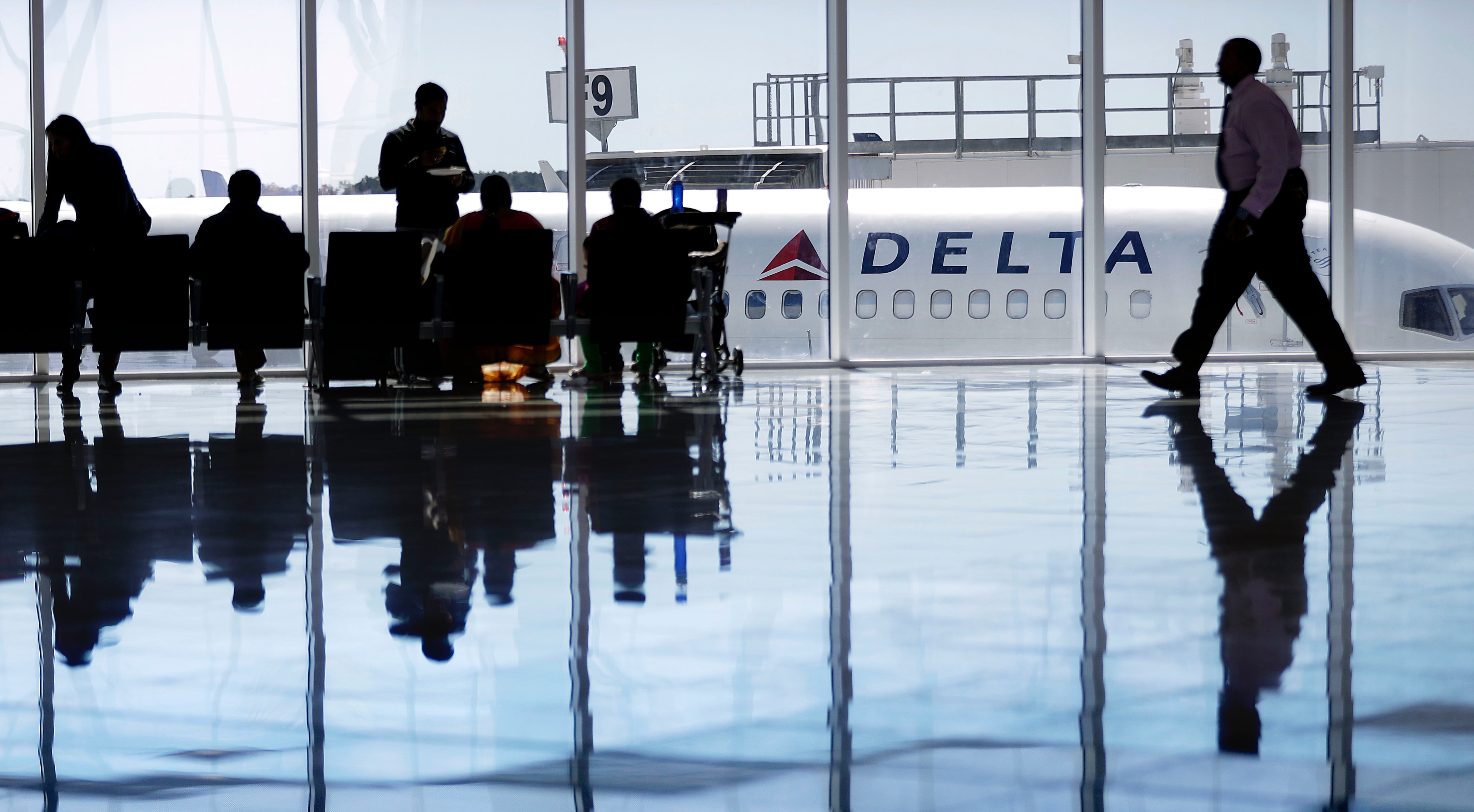 達美航空（Delta）表示，授權地勤員工對讓出機位的乘客提供最高近1萬美元（約7.8萬港元）的賠償金。（美聯社）