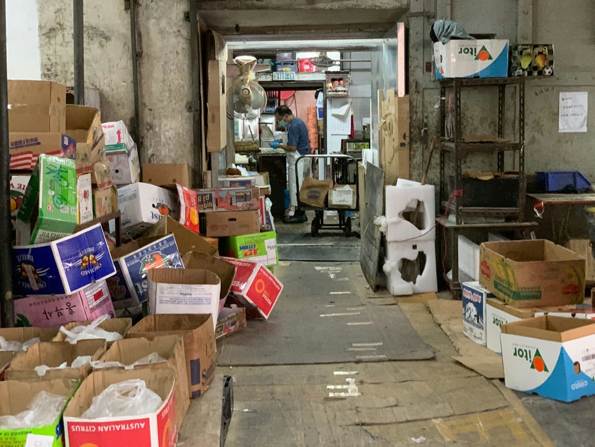 大圍交通城有食品廠與車房混雜,食品擺放一地。(梁煥敏攝) 大圍交通城有食品廠與車房混雜,食品擺放一地。(梁煥敏攝)