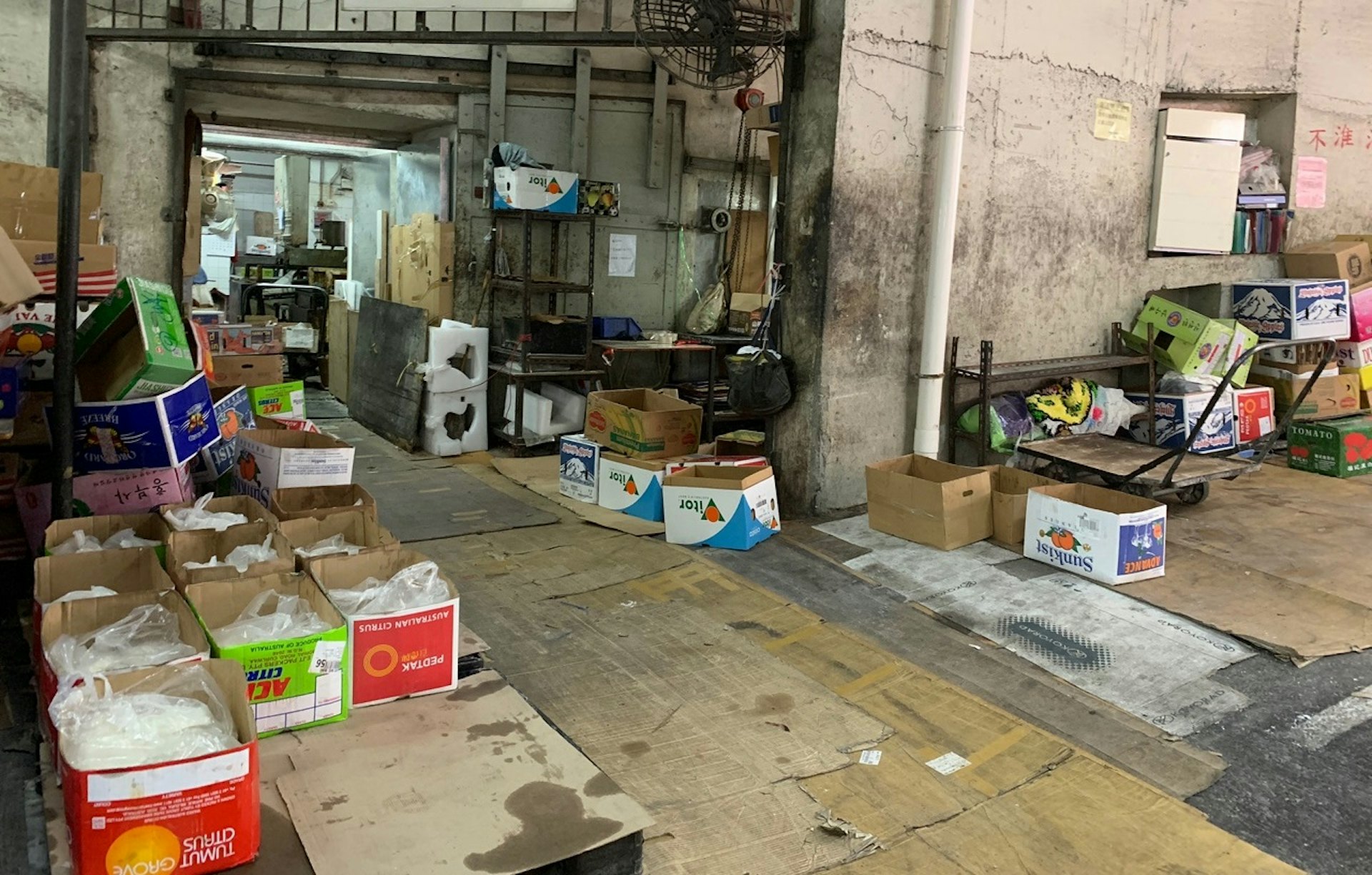 大圍交通城有食品廠將麵粉、食品原材料擺放廠外及汽車通道。(梁煥敏攝) 大圍交通城有食品廠將麵粉、食品原材料擺放廠外及汽車通道。(梁煥敏攝)