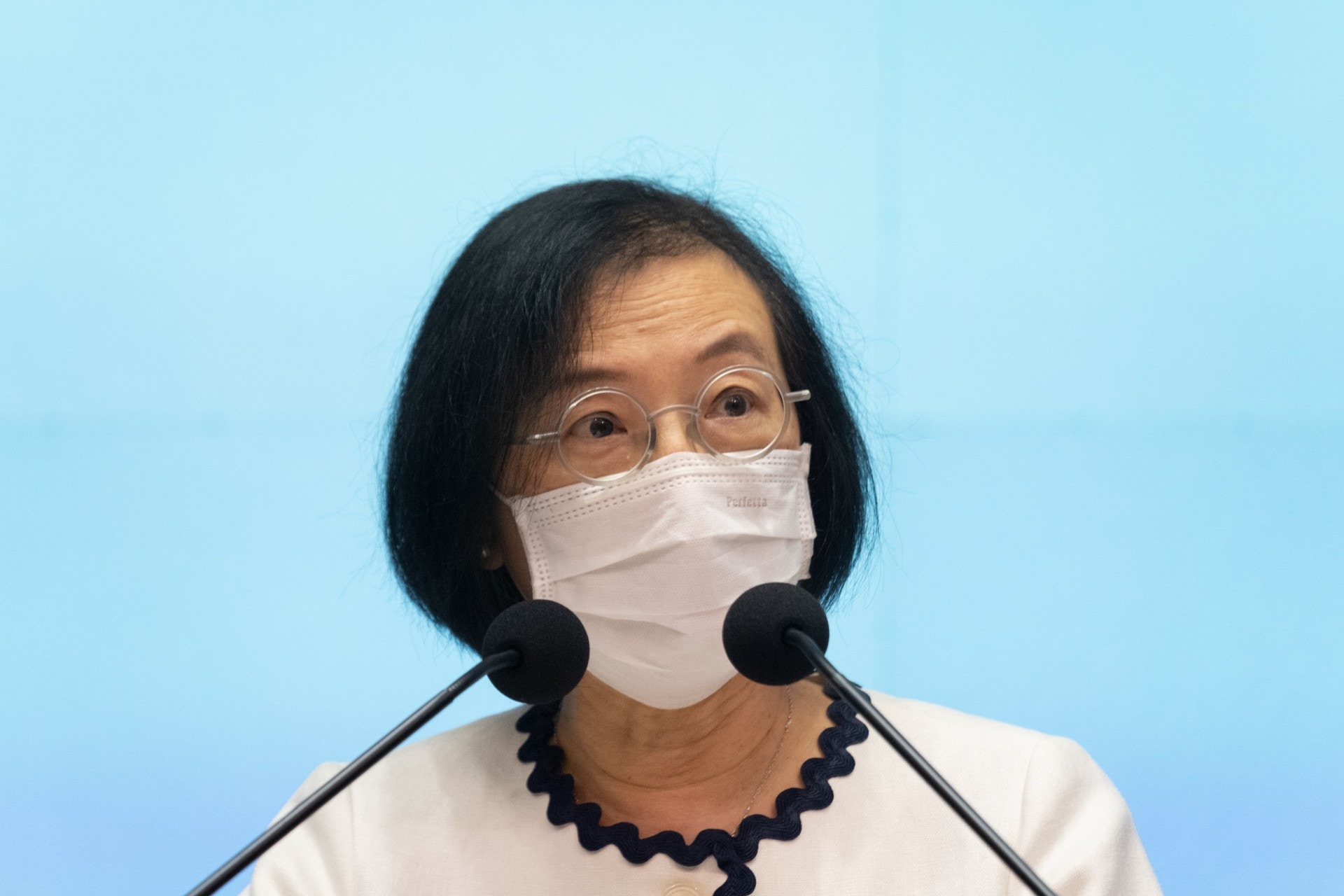 陳肇始主動提及每日有2000名醫護及修讀相關學科的大專生協助採樣工作，讚揚他們發揮專業精神。（梁鵬威攝）