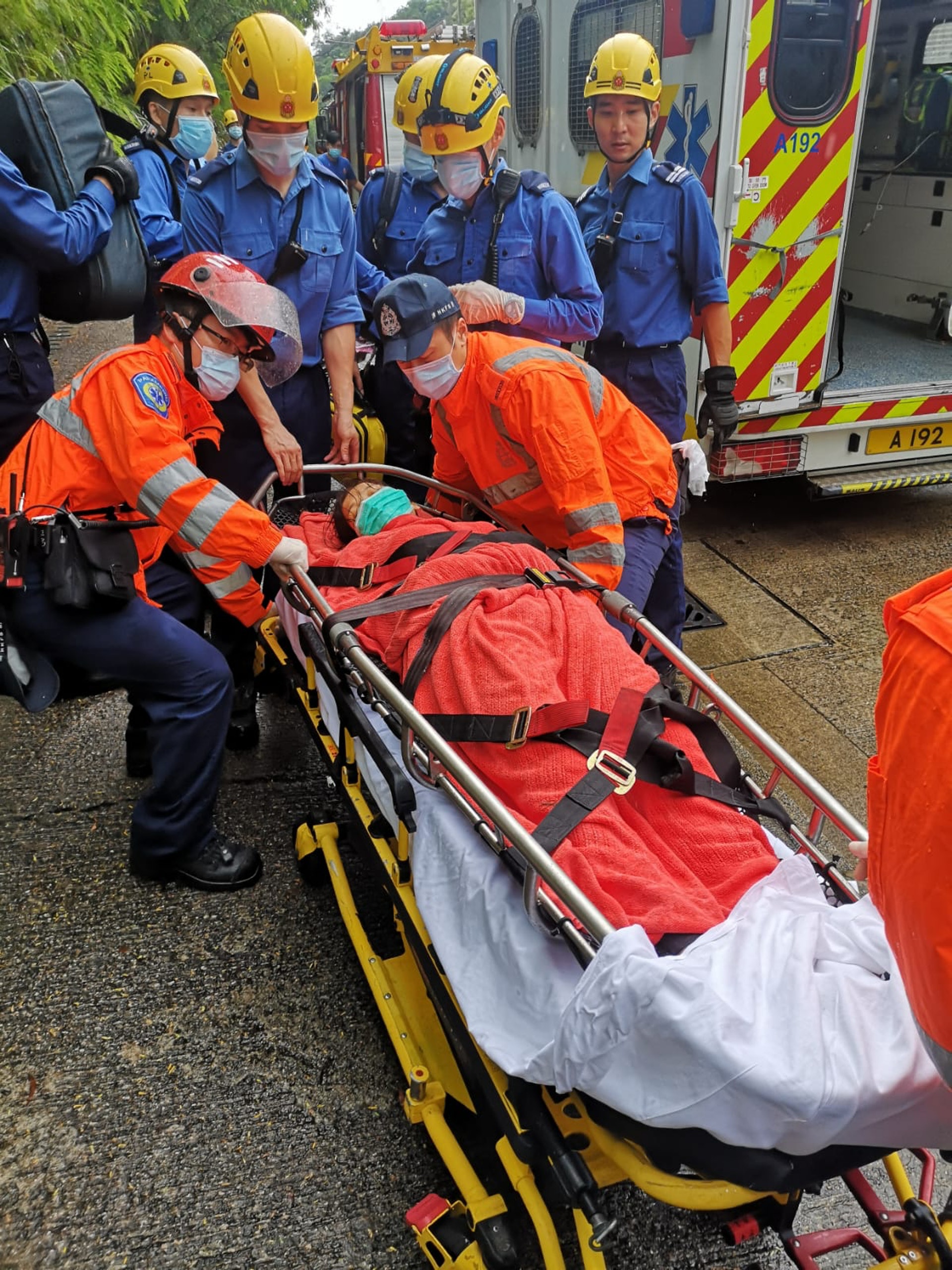 1名女子手持雨傘獨自行山,她步行至衛奕信徑被雷劈中,其右腰及雙腳有灼傷痕迹、清醒由救護車送院治理。(鄧詠中攝) 1名女子手持雨傘獨自行山,她步行至衛奕信徑被雷劈中,其右腰及雙腳有灼傷痕迹、清醒由救護車送院治理。(鄧詠中攝)