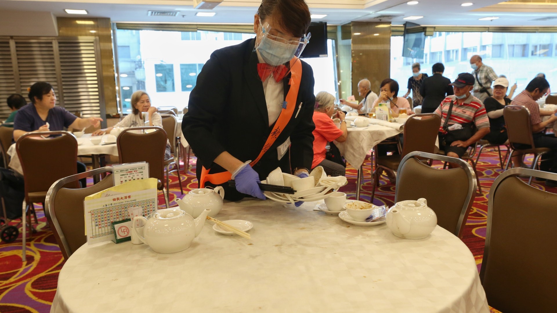 新冠肺炎|社交距離措施延長14日 食肆周四起須設「執枱專員」 新冠肺炎|社交距離措施延長14日 食肆周四起須設「執枱專員」