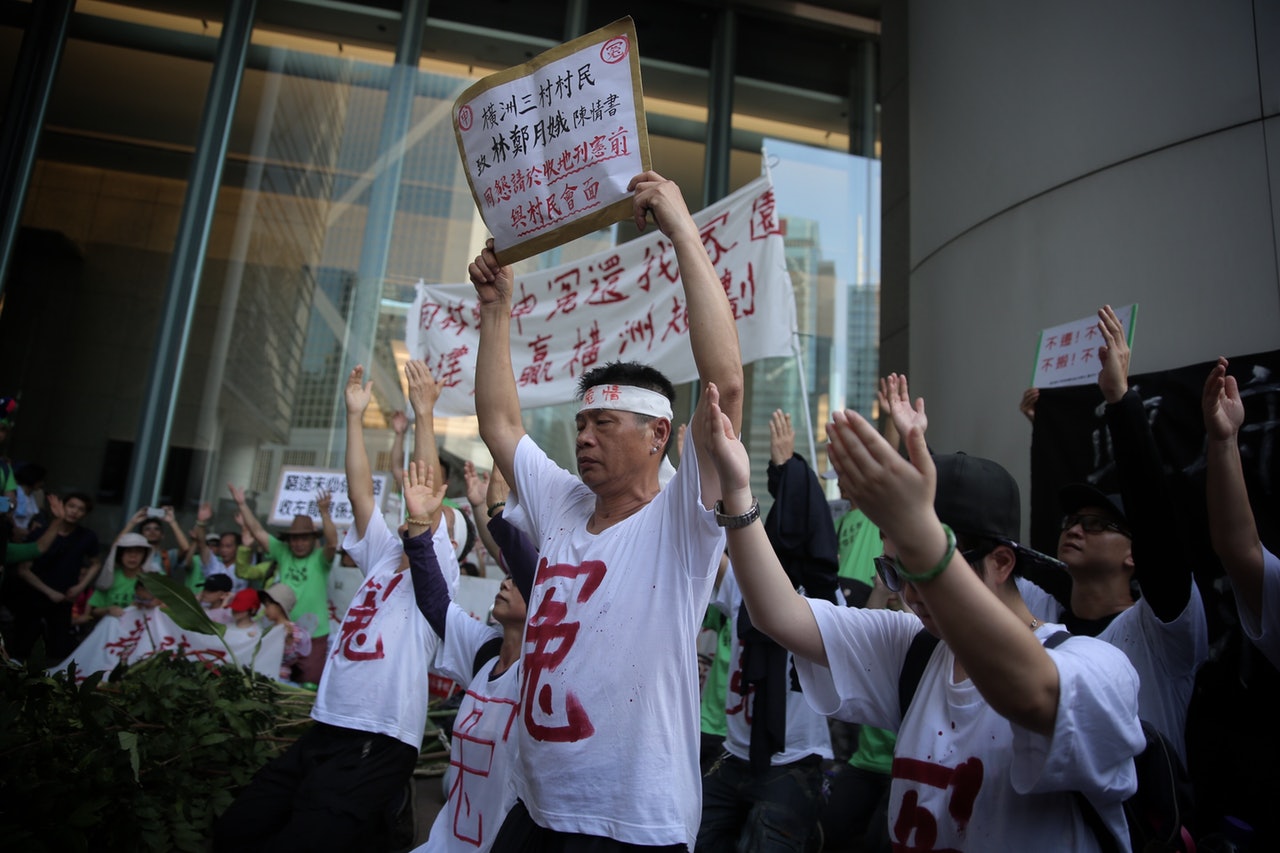 橫州村民跪行到林鄭月娥候任辦抗議政府收地。(吳煒豪攝) 橫州村民跪行到林鄭月娥候任辦抗議政府收地。(吳煒豪攝)