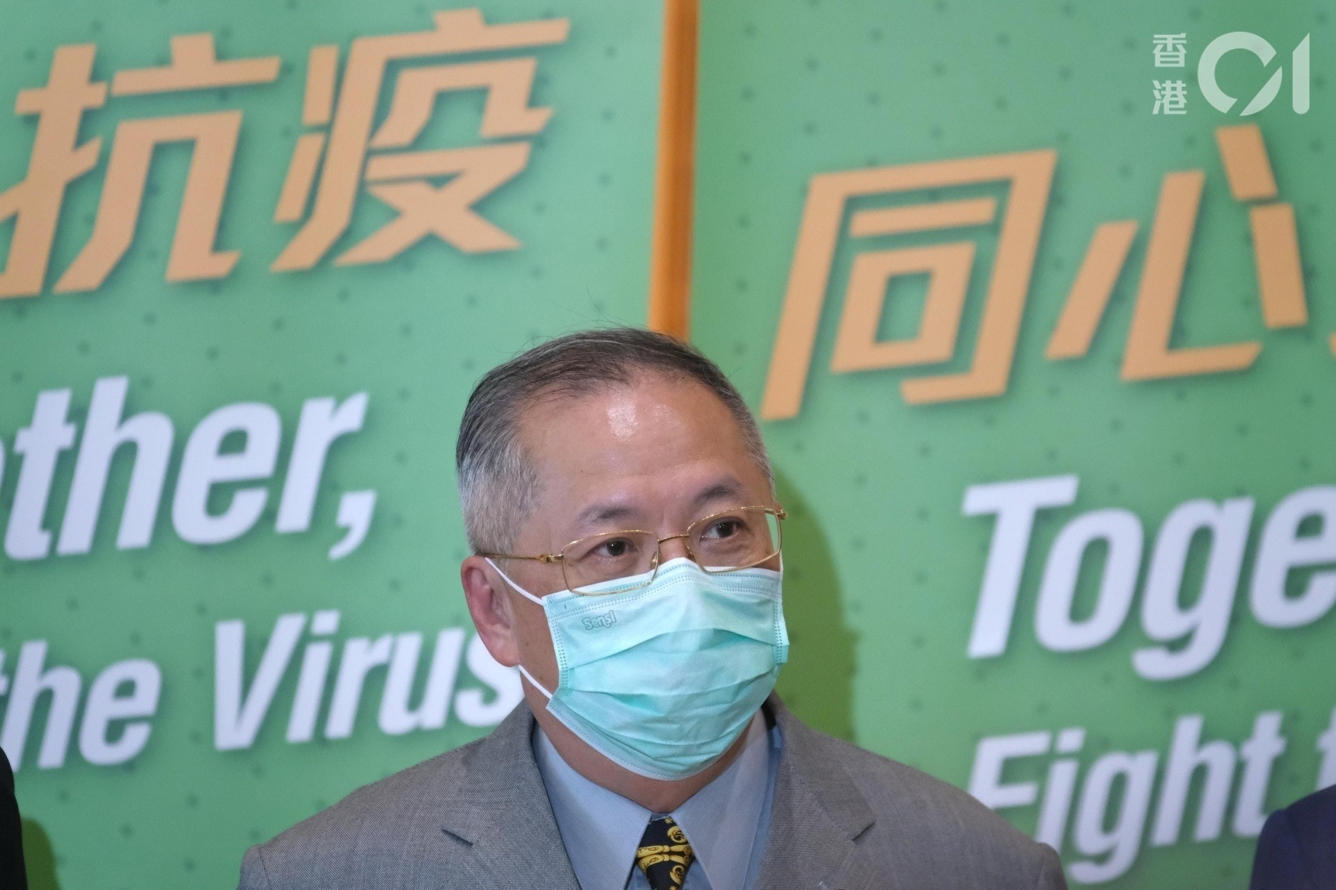 張宇人今日(12日)再開腔回應事件,指雙方可能有誤解,澄清業界是建議客人在聊天時戴口罩,如果喝酒期間很頻密地不停除下口罩當然是沒有意思。(資料圖片/羅君豪攝) 張宇人今日(12日)再開腔回應事件,指雙方可能有誤解,澄清業界是建議客人在聊天時戴口罩,如果喝酒期間很頻密地不停除下口罩當然是沒有意思。(資料圖片/羅君豪攝)