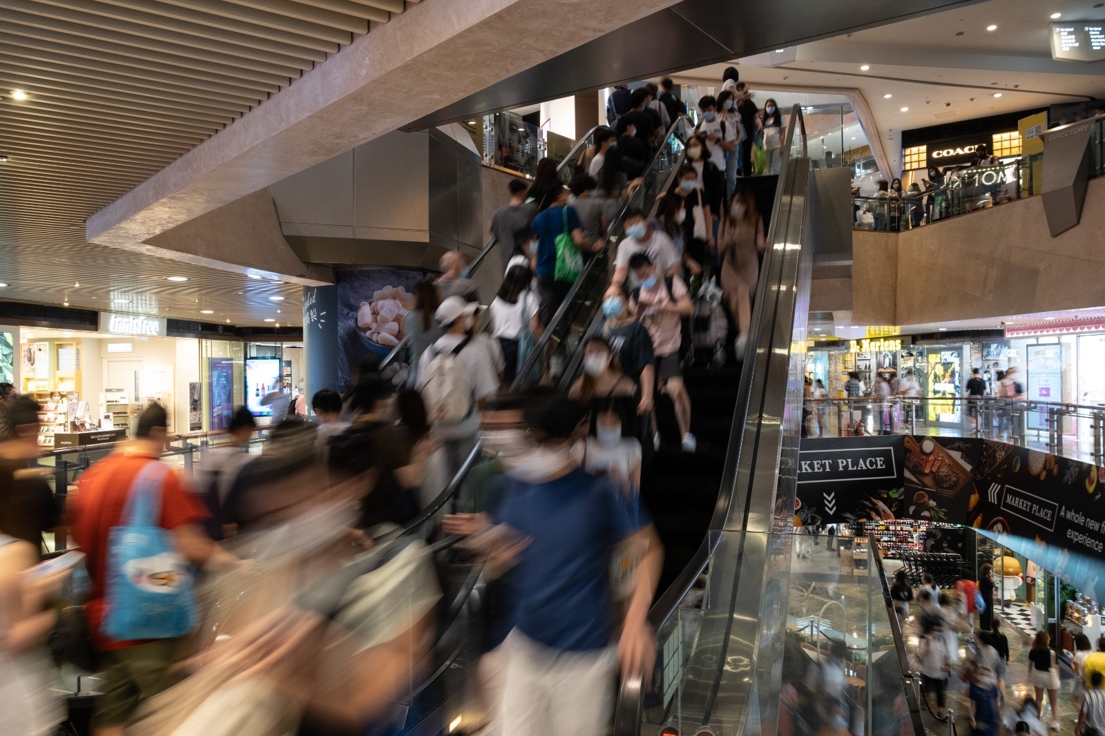 限聚令｜放寬至四人首周末　旺角人頭湧湧　有市民望早日取消