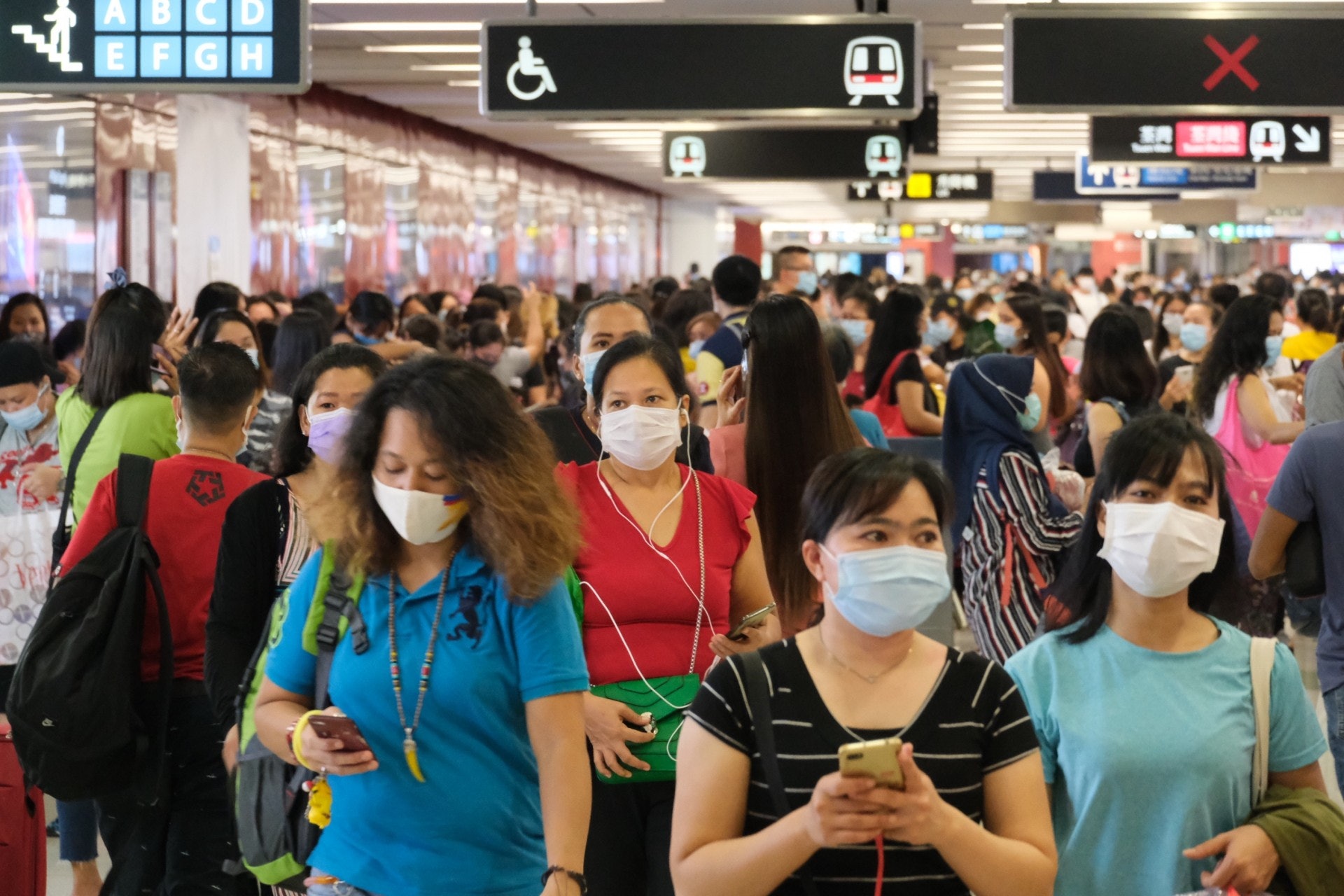 9月13日,二人限聚令放寬至四人的第一個周未,地鐵站內人群擠擁。(盧翊銘攝) 9月13日,二人限聚令放寬至四人的第一個周未,地鐵站內人群擠擁。(盧翊銘攝)