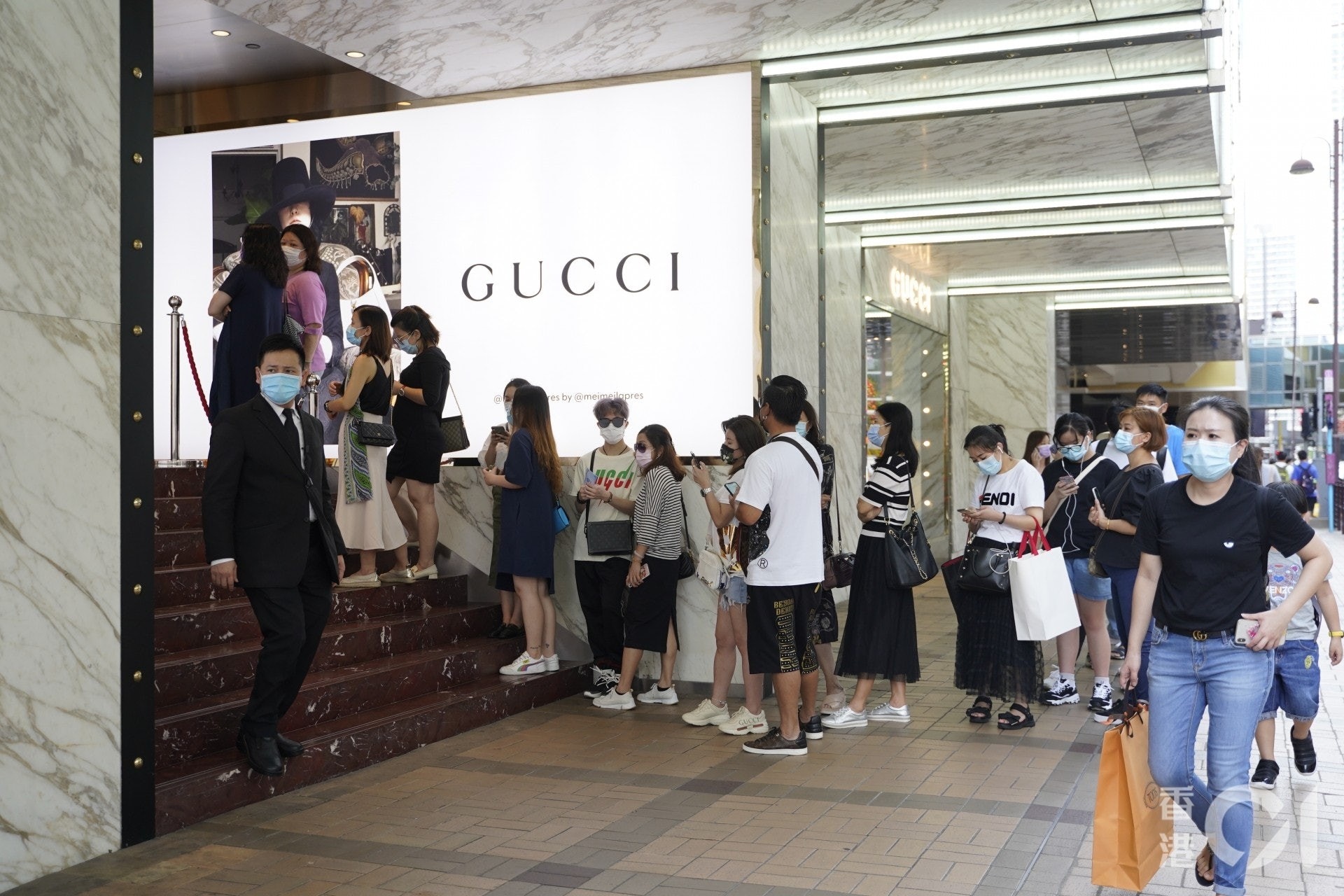 新冠肺炎 限聚令再放名店排長龍市民 預五萬元買禮物送女友 香港01 社會新聞 新冠肺炎 限聚令再放名店排長龍市民 預五萬元買禮物送女友 香港01 社會新聞