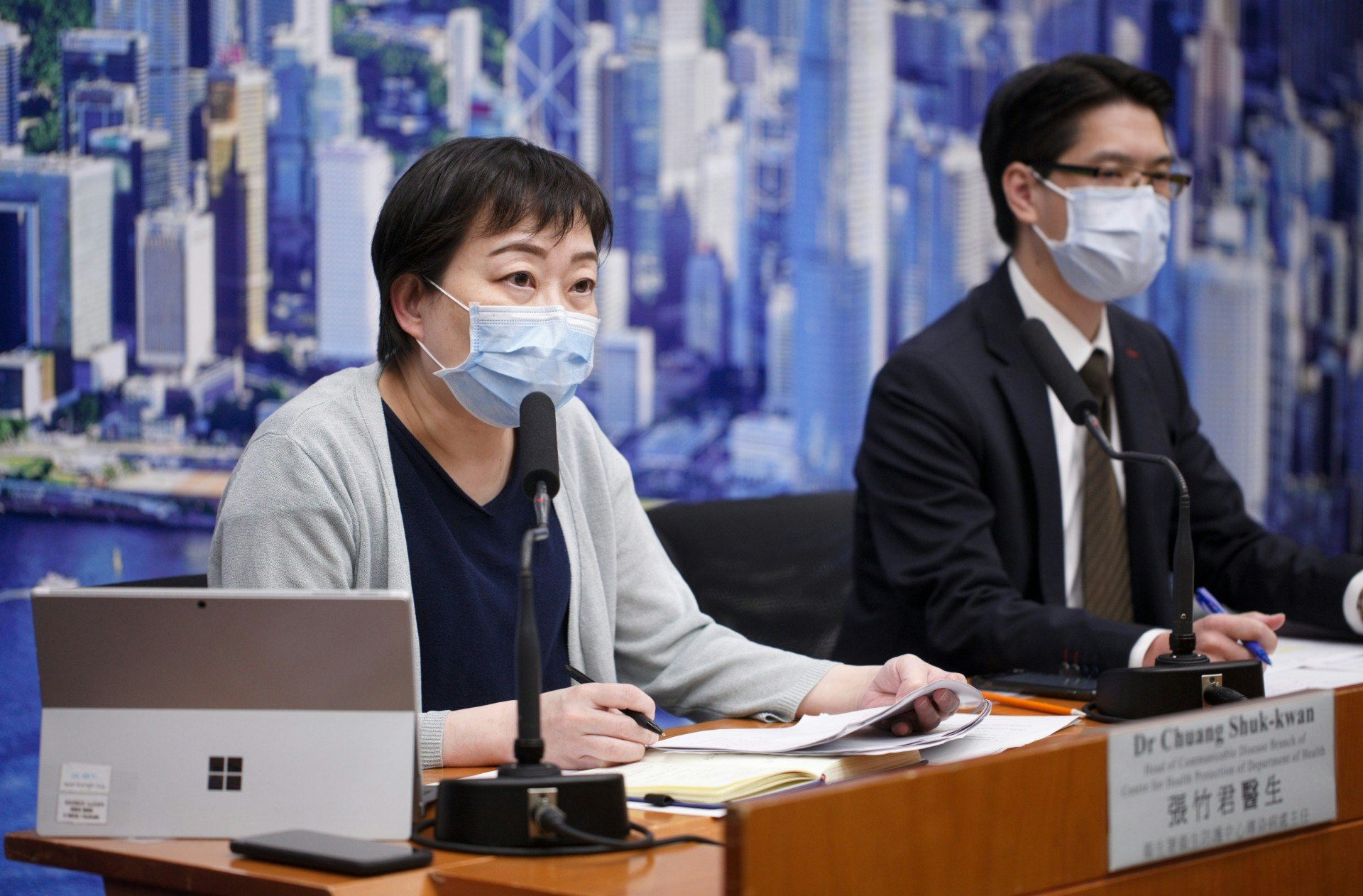 衞生署衞生防護中心傳染病處主任張竹君(左)認為,疫情仍未斷尾。(余俊亮攝) 衞生署衞生防護中心傳染病處主任張竹君(左)認為,疫情仍未斷尾。(余俊亮攝)