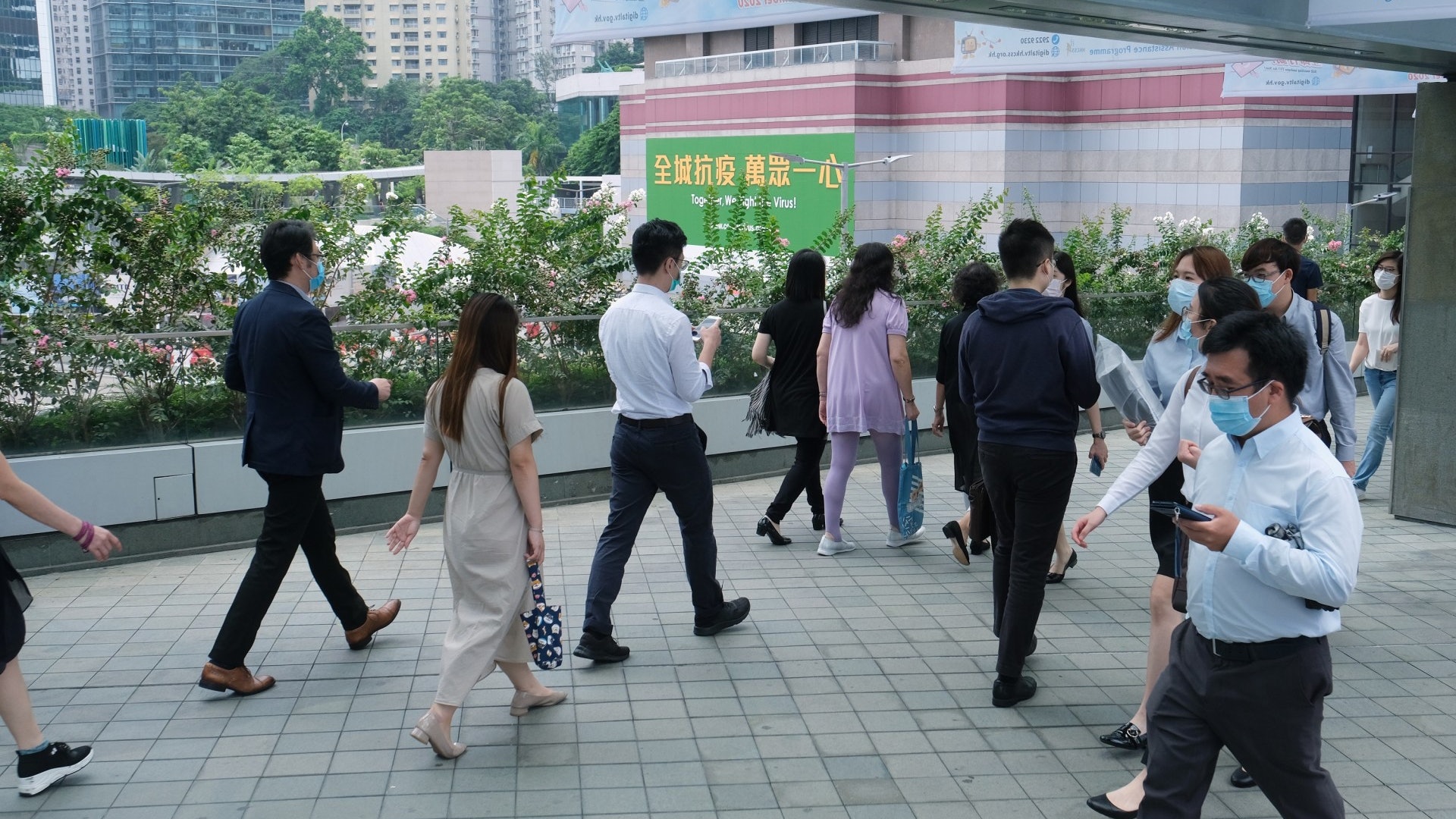 新冠肺炎|公務員全面復工 金鐘食肆人山人海 限座令下要買外賣 新冠肺炎|公務員全面復工 金鐘食肆人山人海 限座令下要買外賣