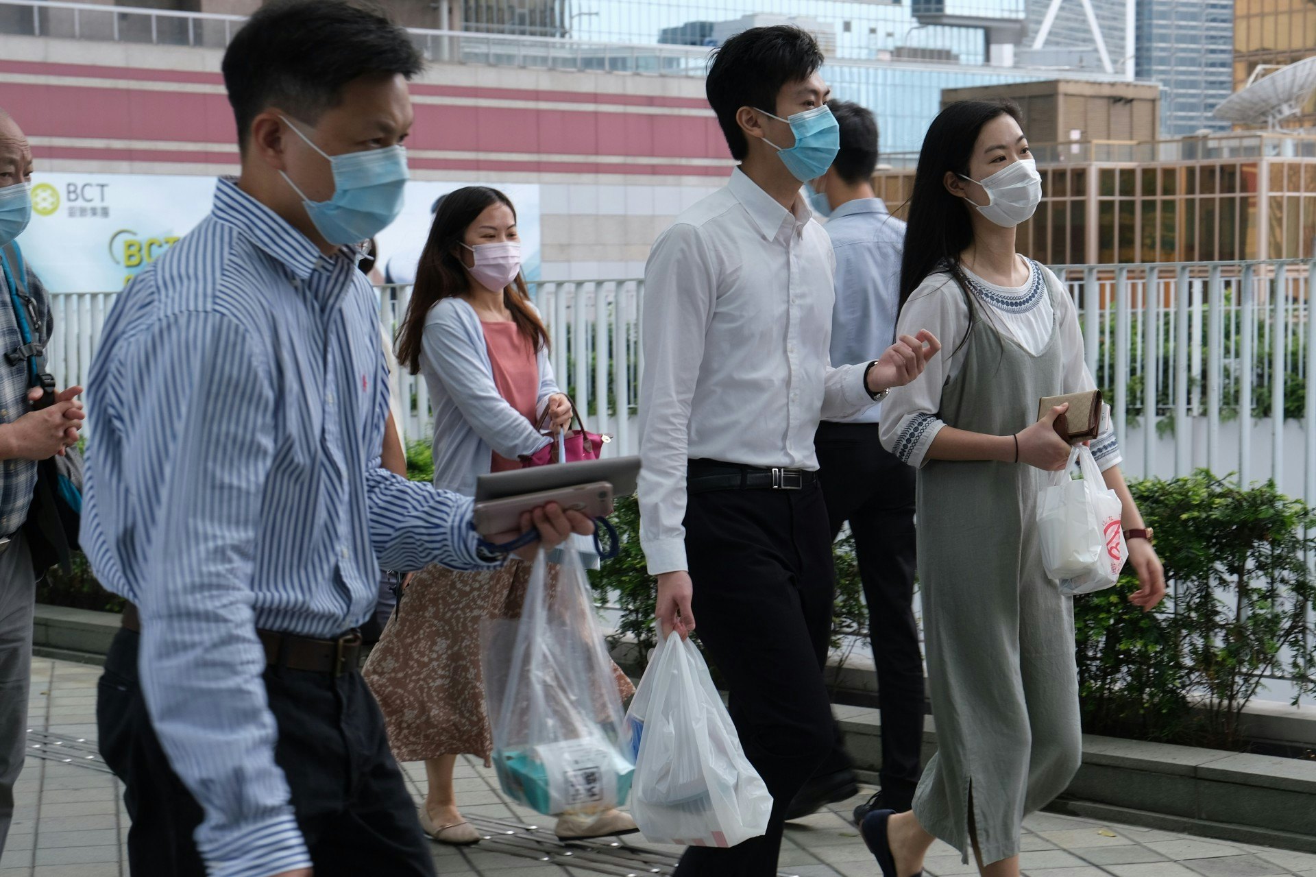 9月14日,金鐘不少打工仔改買外賣回辦公室。(羅君豪攝) 9月14日,金鐘不少打工仔改買外賣回辦公室。(羅君豪攝)